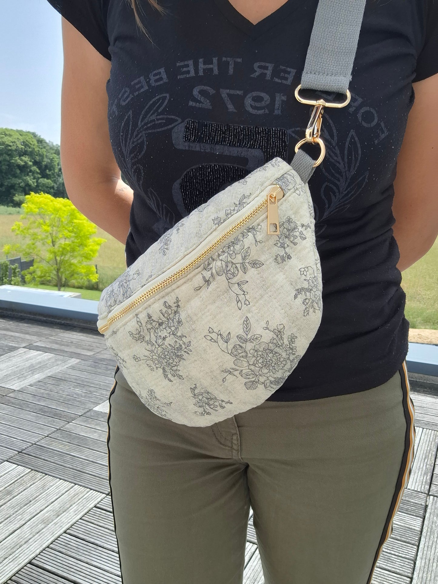 Sac banane en coton matelassé liberty blanc motif floral gris