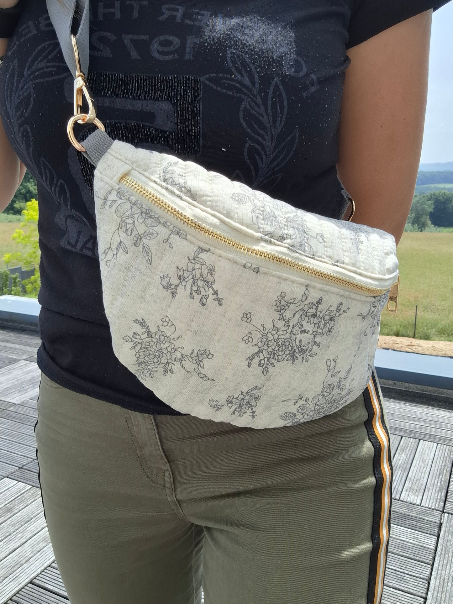 Sac banane en coton matelassé liberty blanc motif floral gris
