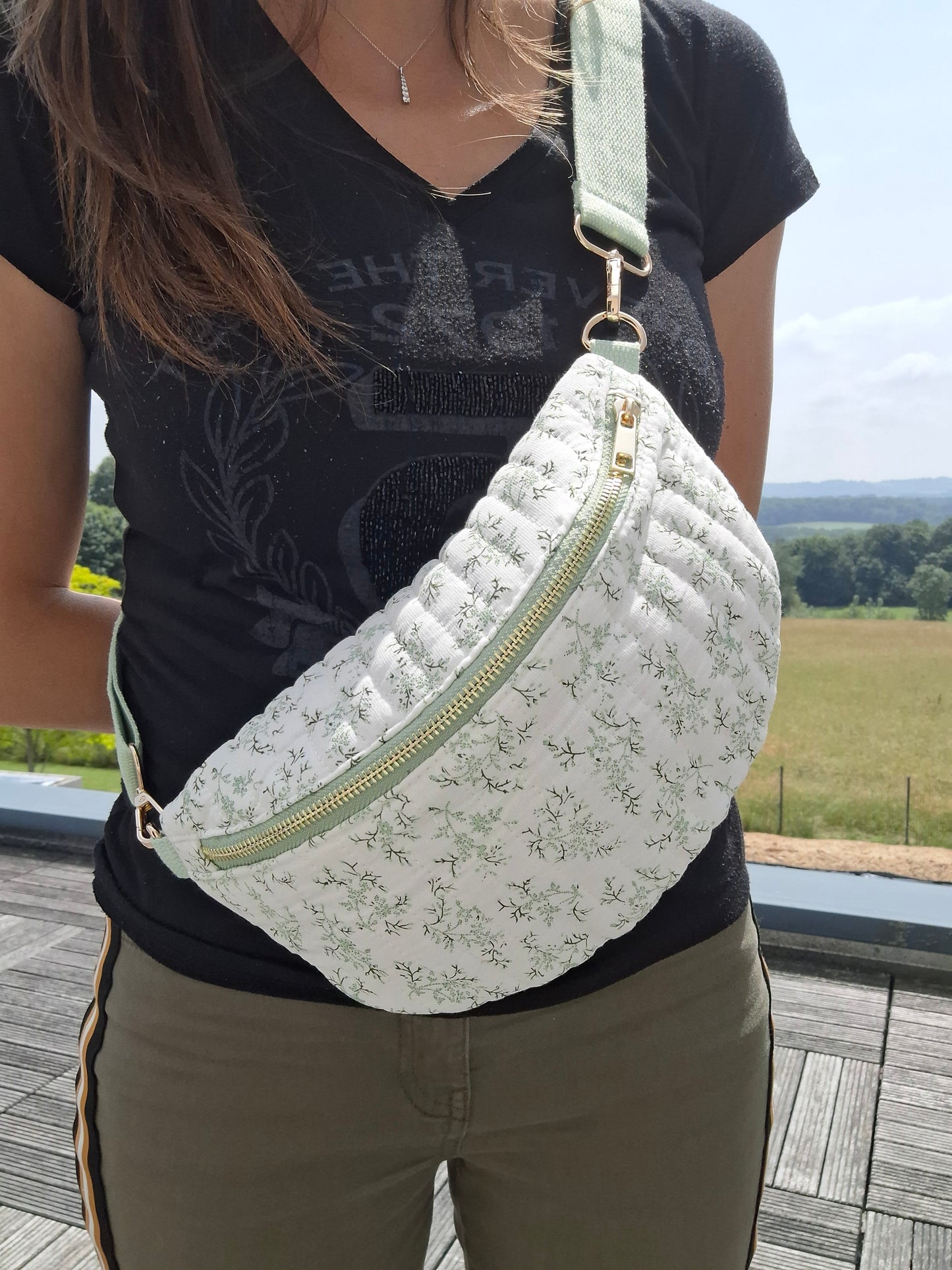 Sac banane en coton matelassé liberty blanc motif floral vert olive