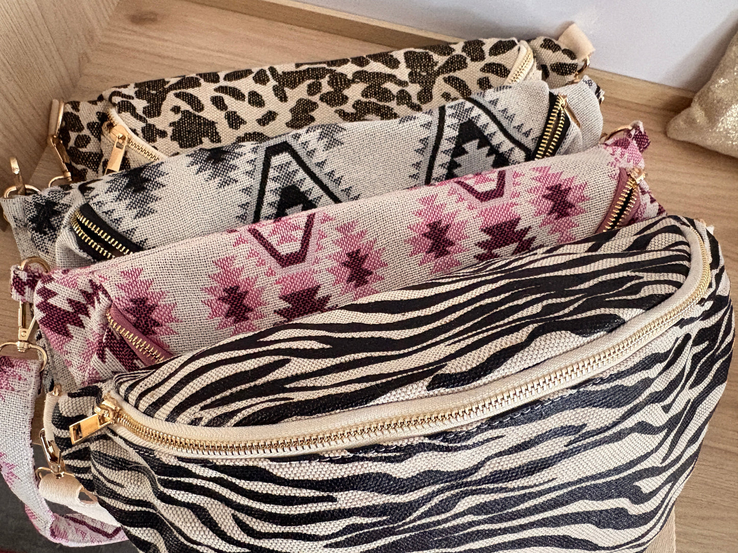 Sac banane Léopard marron et blanc pour femme, tissu avec motifs ethniques gris et noir, style bohème, grand format.