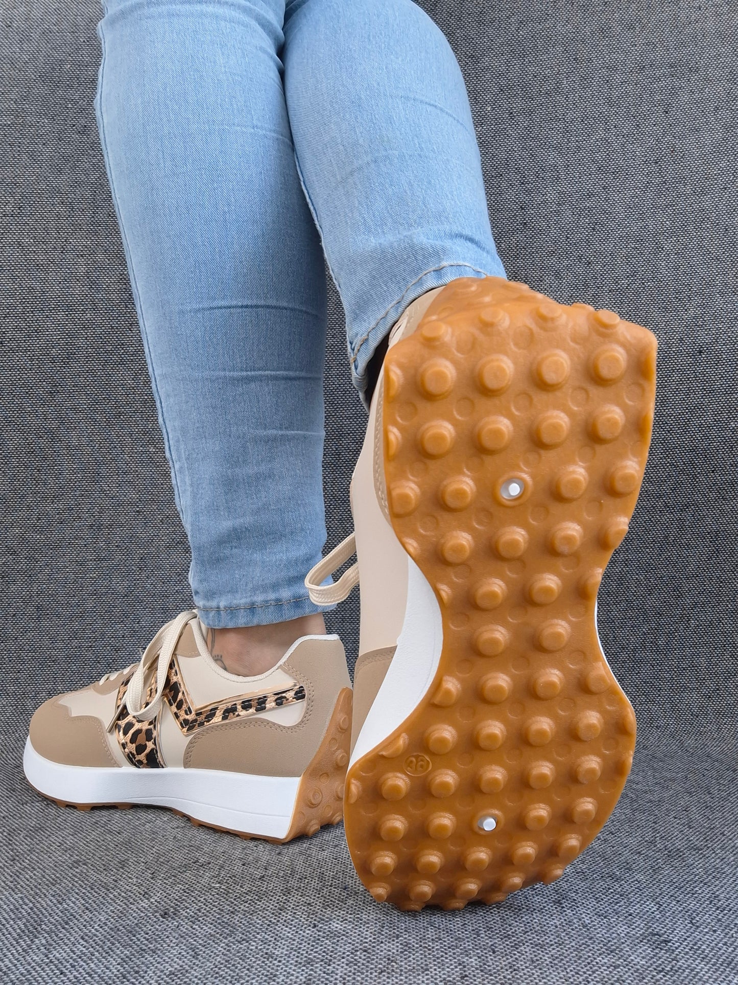 Chaussures baskets en tissu beige et blanc rehaussée par un motif léopard style sneakers