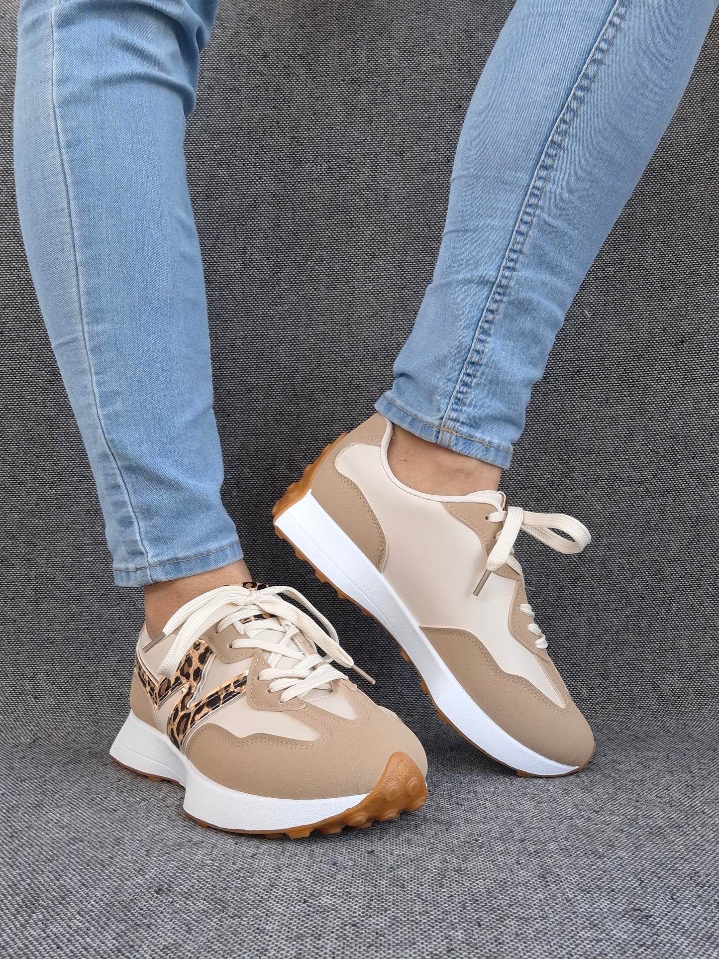 Chaussures baskets en tissu beige et blanc rehaussée par un motif léopard style sneakers