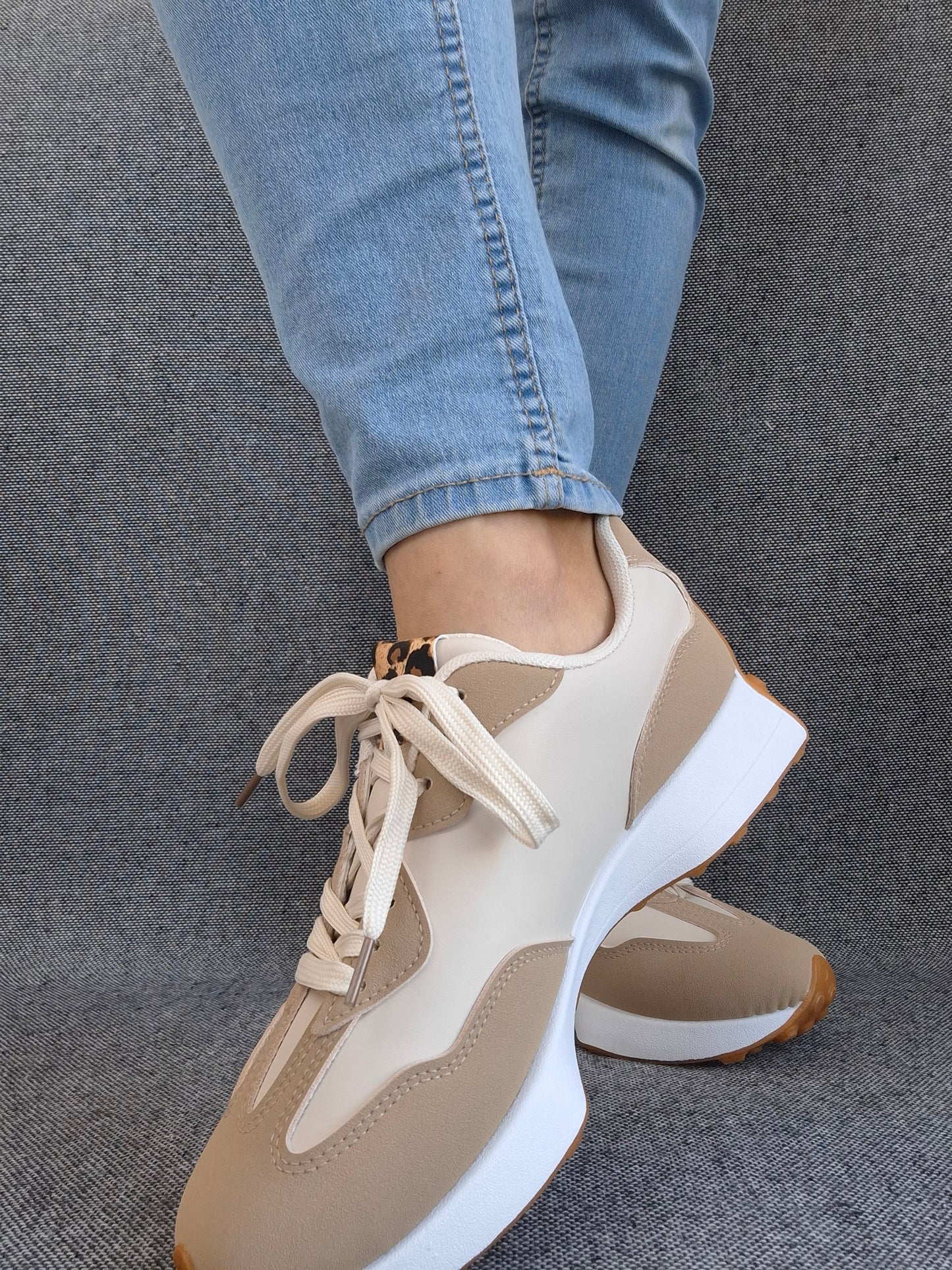 Chaussures baskets en tissu beige et blanc rehaussée par un motif léopard style sneakers