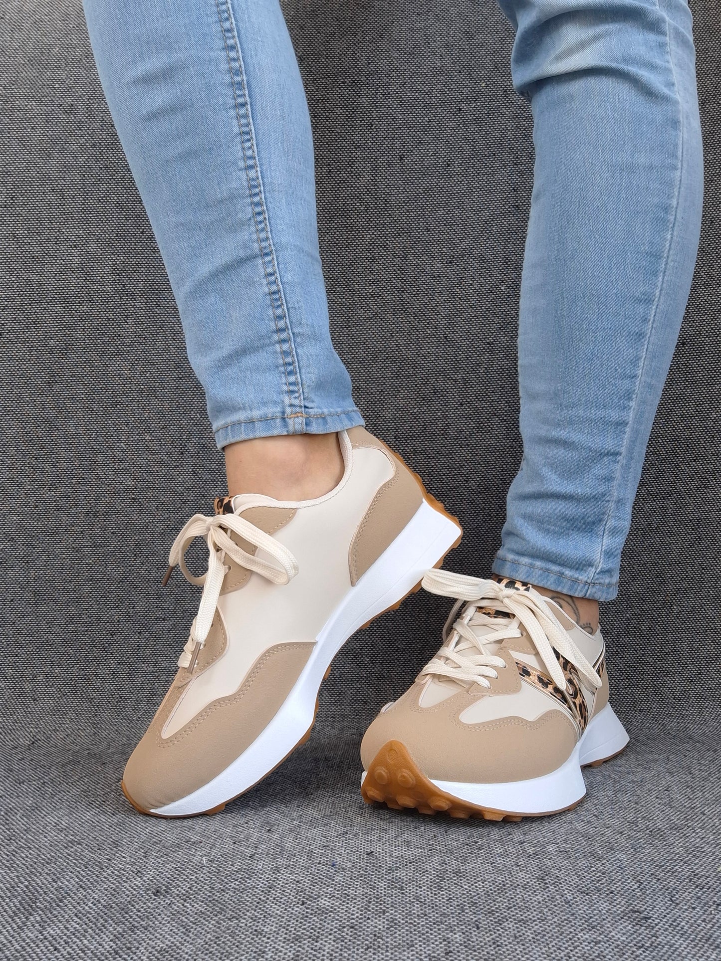 Chaussures baskets en tissu beige et blanc rehaussée par un motif léopard style sneakers