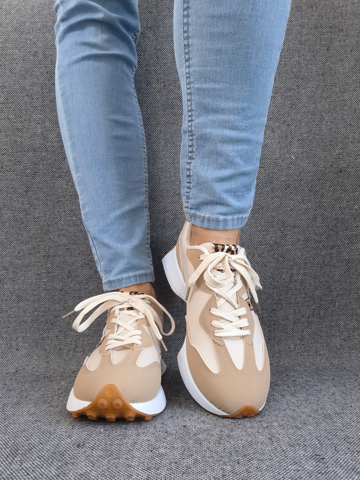 Chaussures baskets en tissu beige et blanc rehaussée par un motif léopard style sneakers