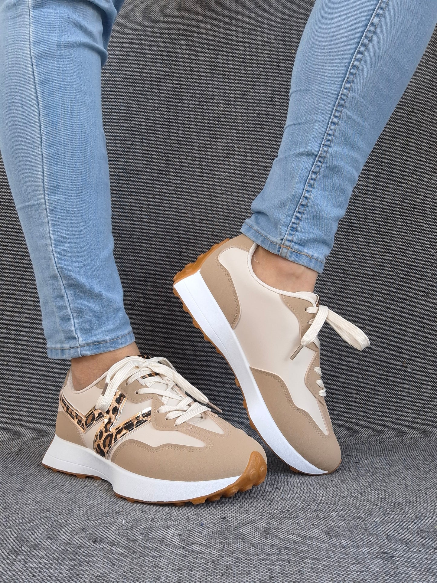 Chaussures baskets en tissu beige et blanc rehaussée par un motif léopard style sneakers