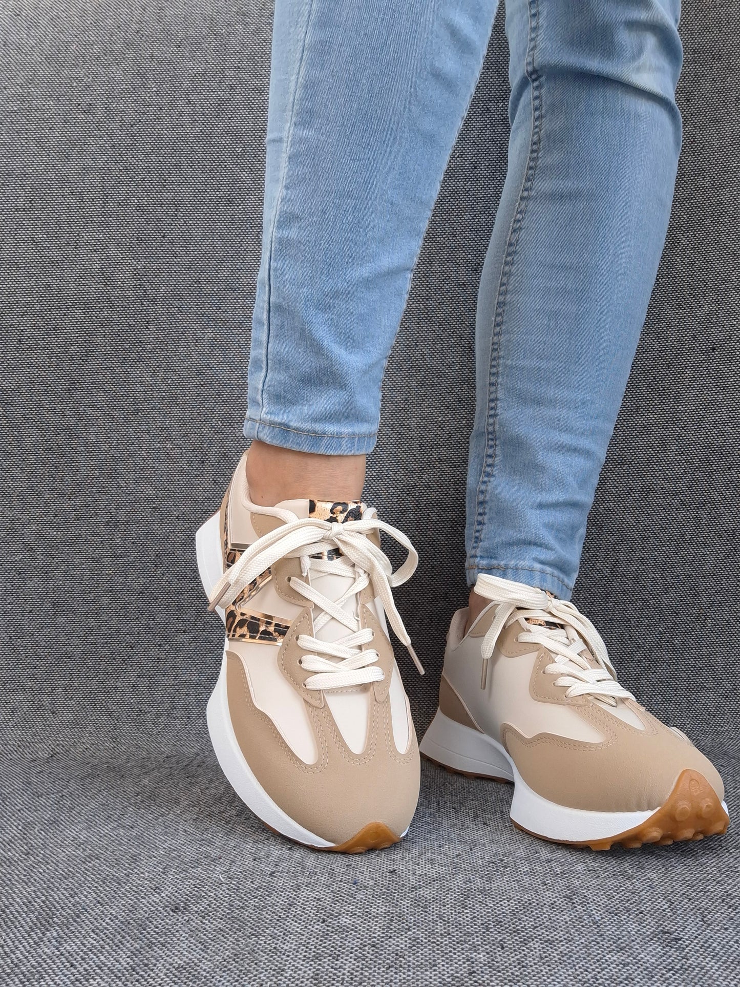 Chaussures baskets en tissu beige et blanc rehaussée par un motif léopard style sneakers