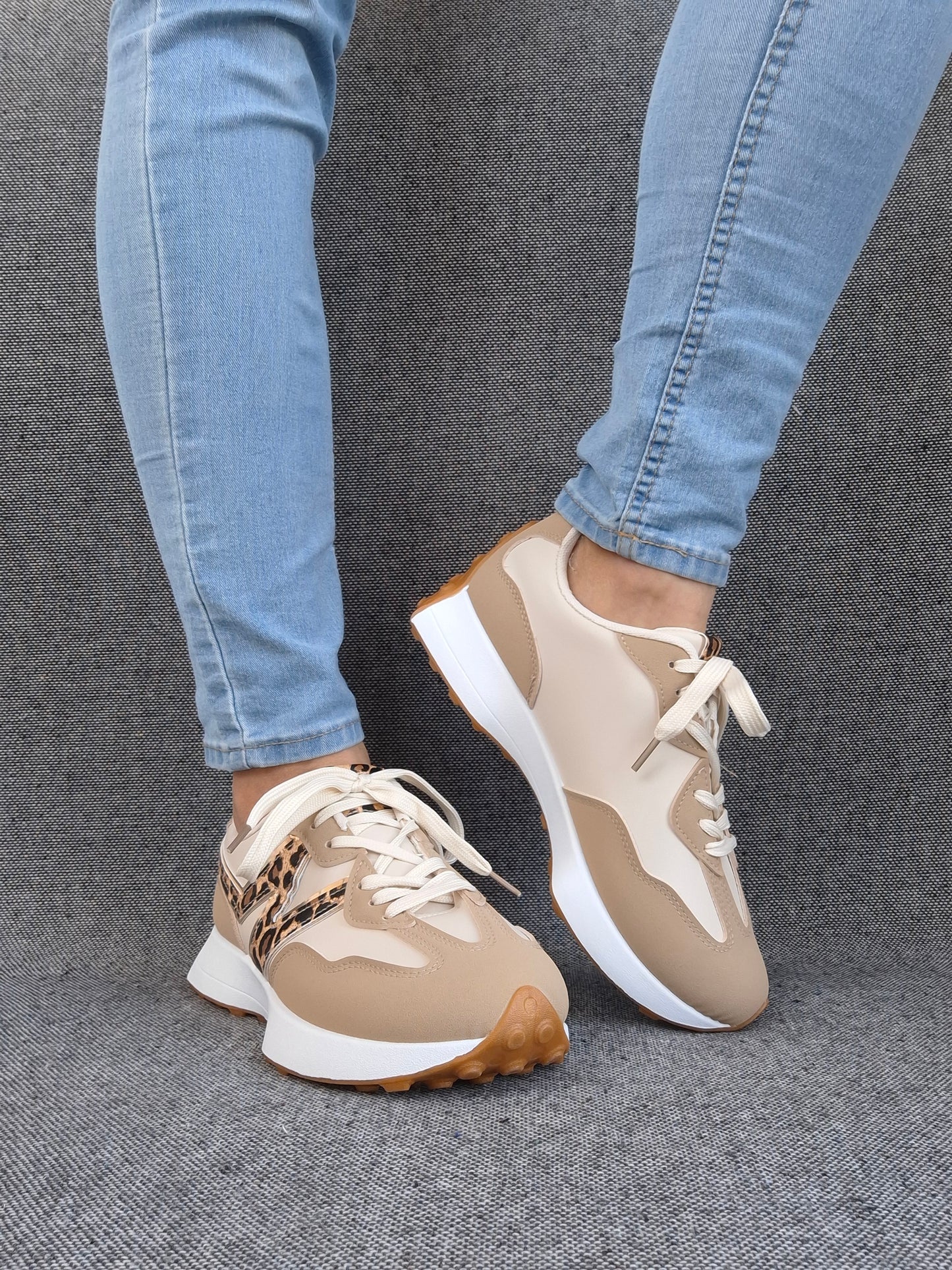 Chaussures baskets en tissu beige et blanc rehaussée par un motif léopard style sneakers