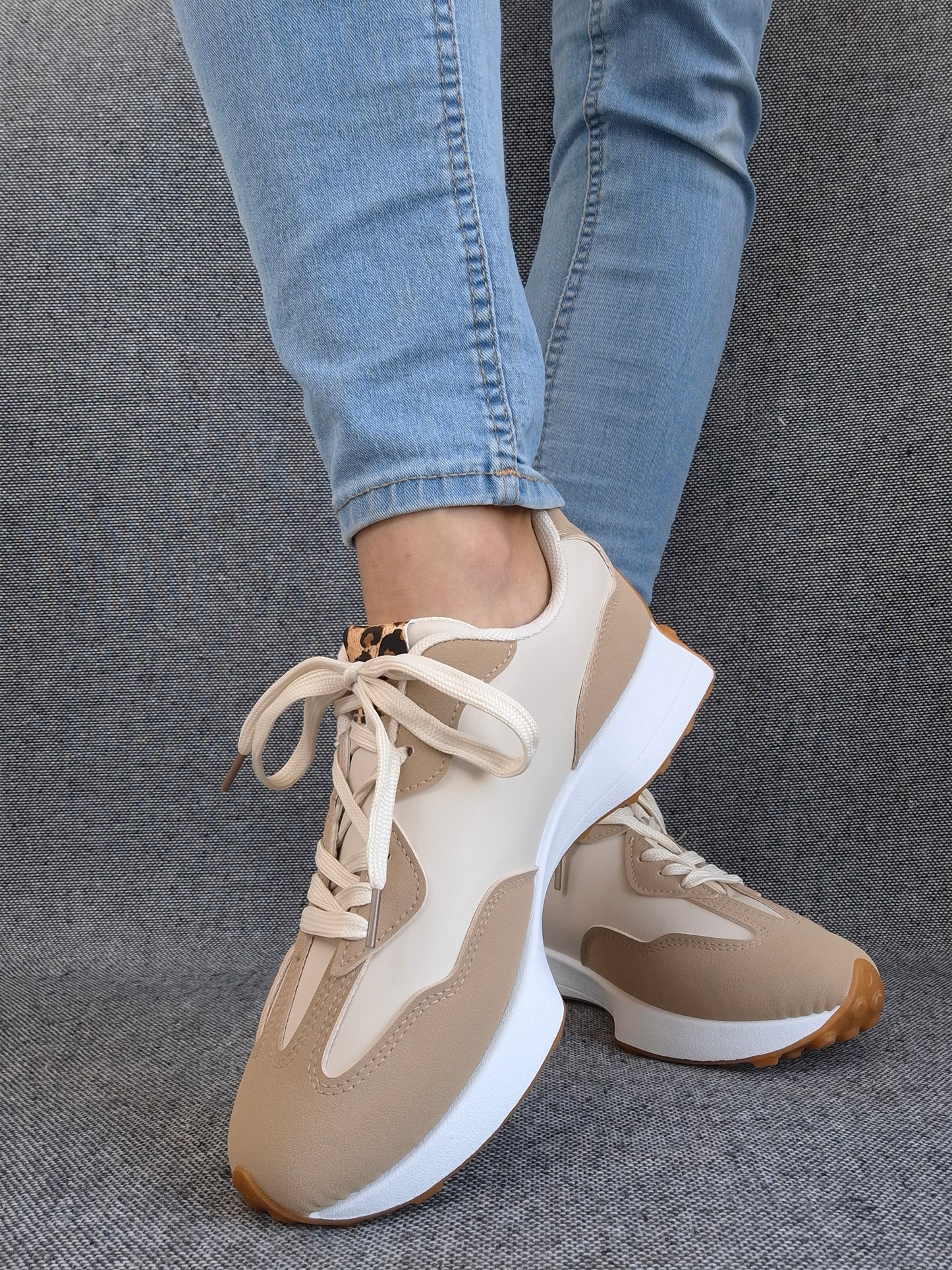 Chaussures baskets en tissu beige et blanc rehaussée par un motif léopard style sneakers
