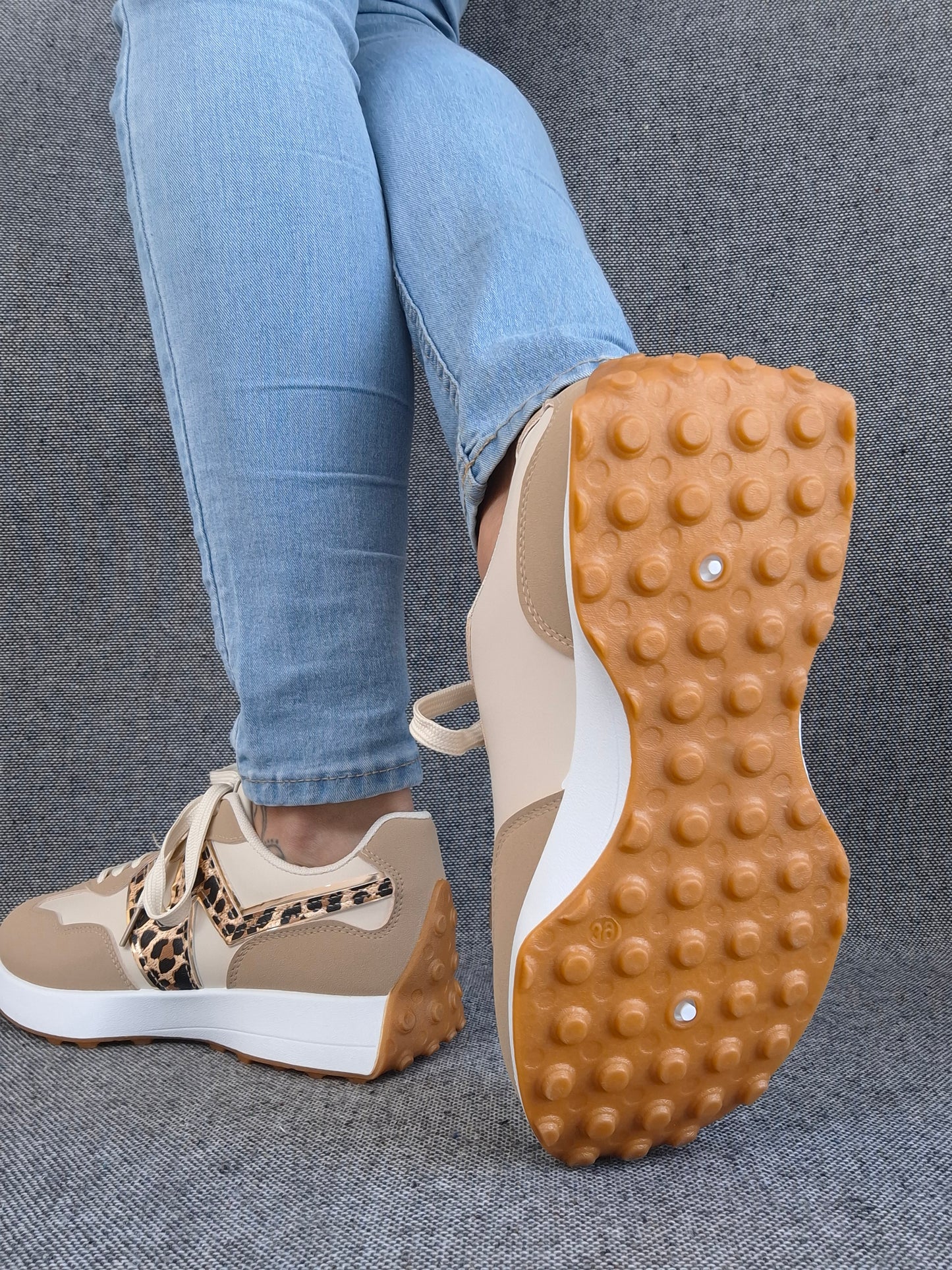 Chaussures baskets en tissu beige et blanc rehaussée par un motif léopard style sneakers