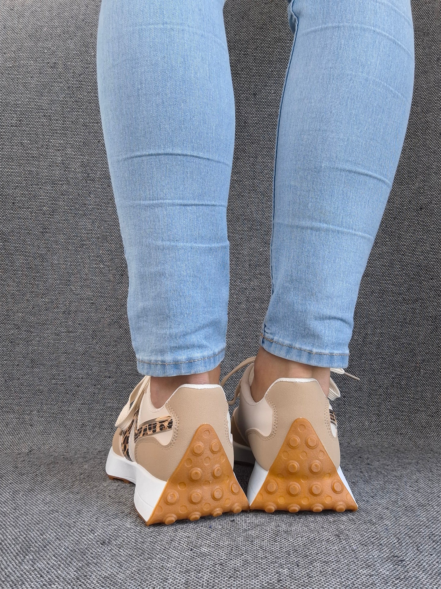 Chaussures baskets en tissu beige et blanc rehaussée par un motif léopard style sneakers