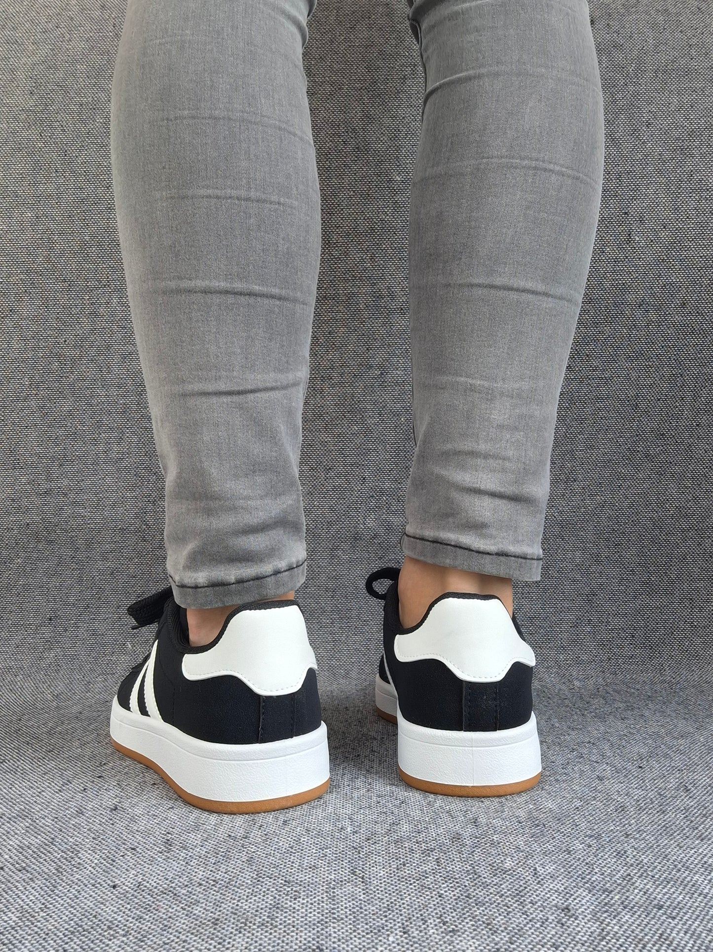 Chaussures baskets basses noir à rayures blanches lacets noirs style sneakers campus