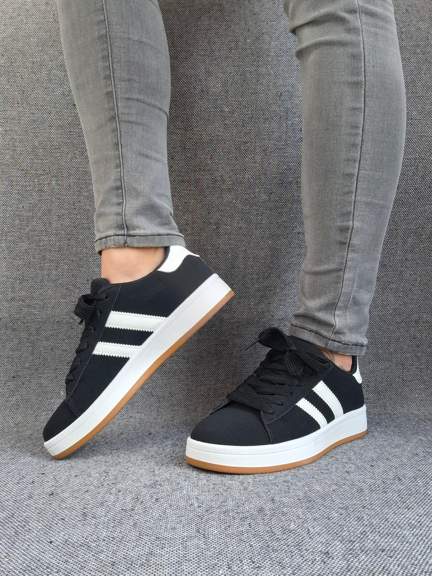 Chaussures baskets basses noir à rayures blanches lacets noirs style sneakers campus