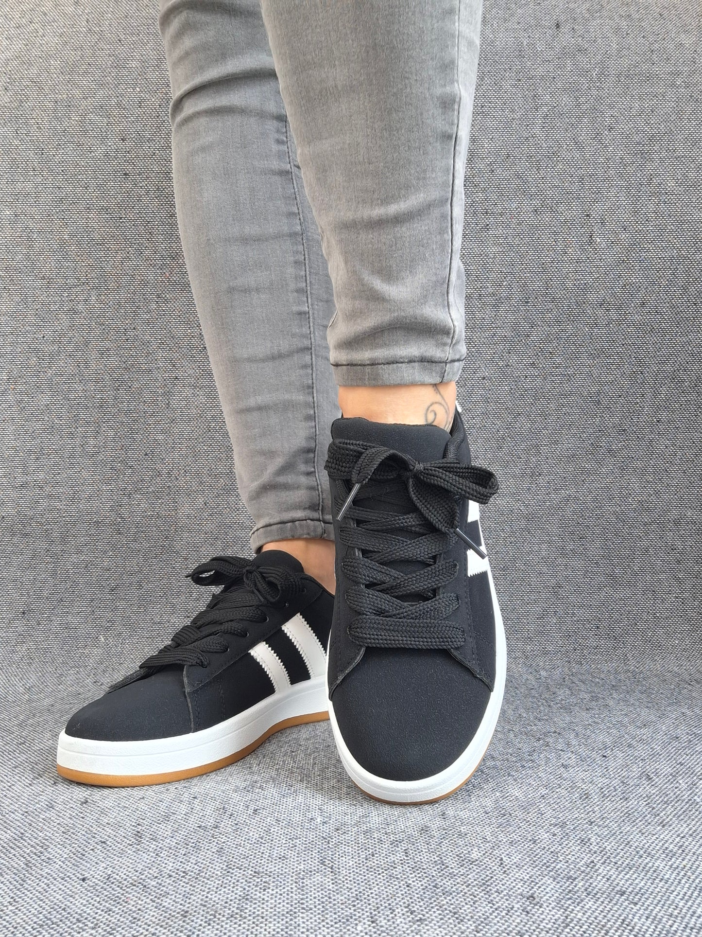 Chaussures baskets basses noir à rayures blanches lacets noirs style sneakers campus