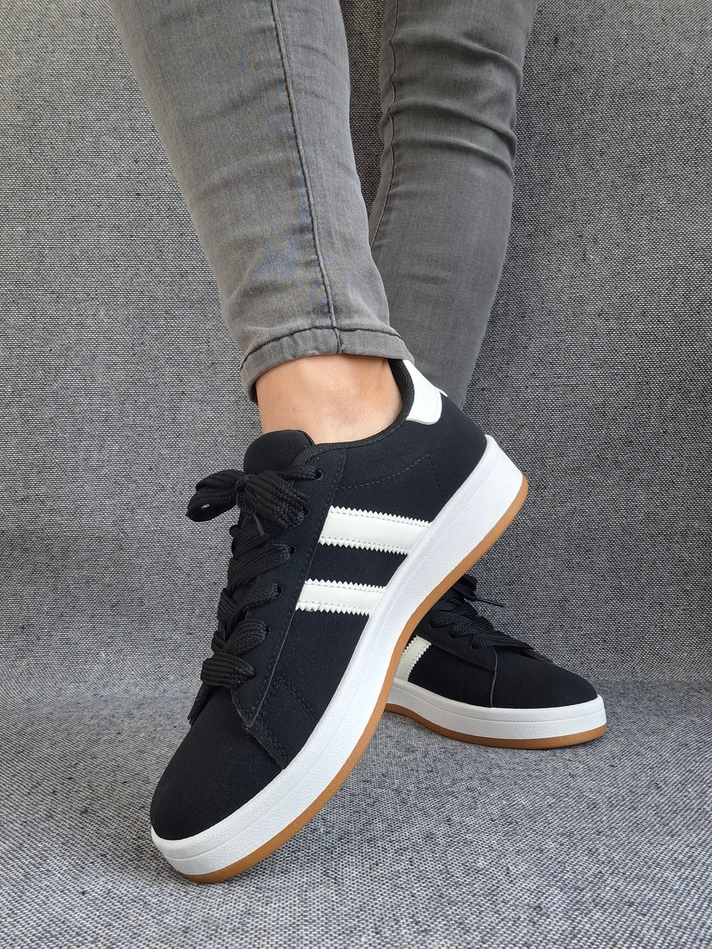 Chaussures baskets basses noir à rayures blanches lacets noirs style sneakers campus