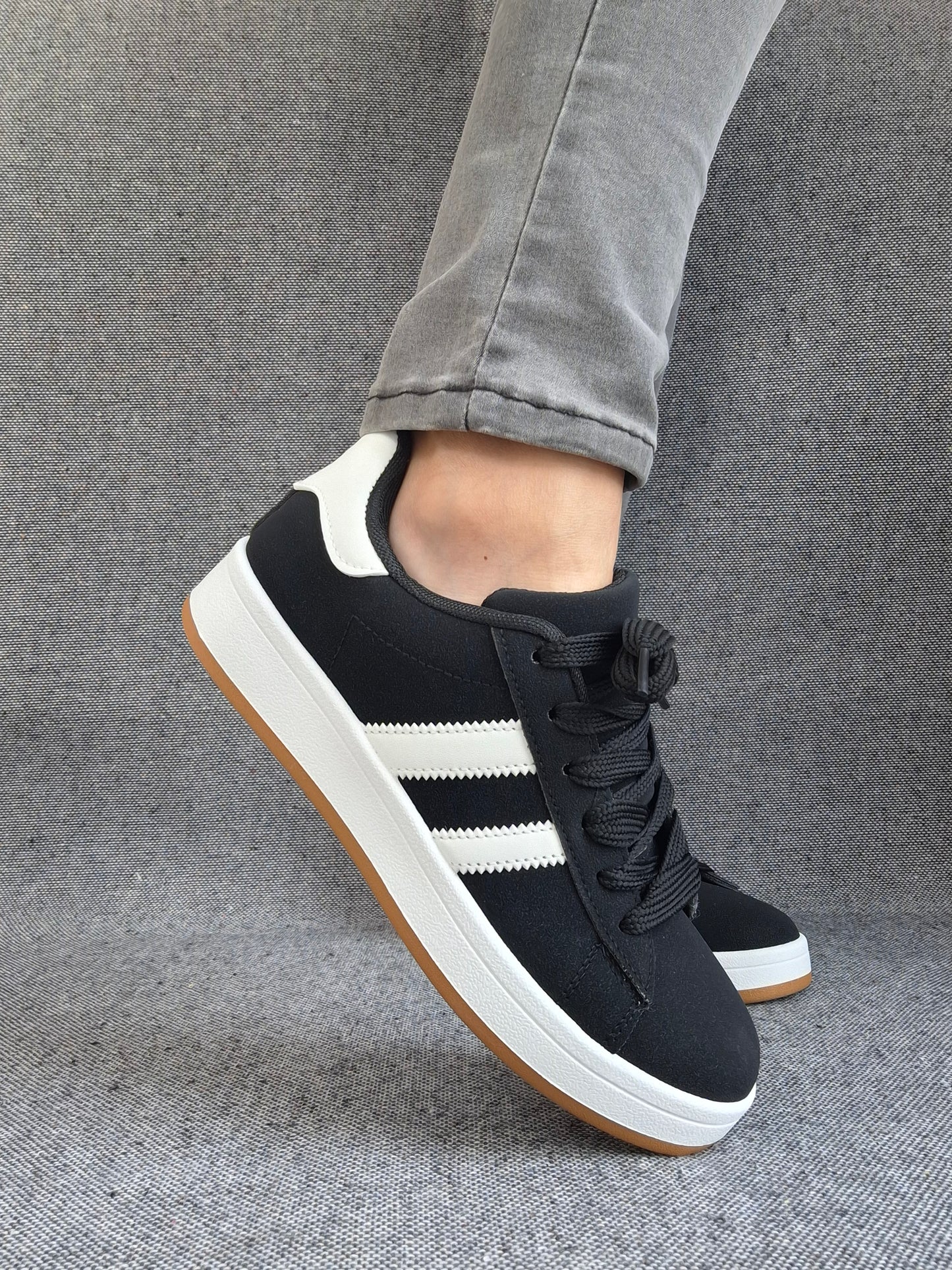 Chaussures baskets basses noir à rayures blanches lacets noirs style sneakers campus