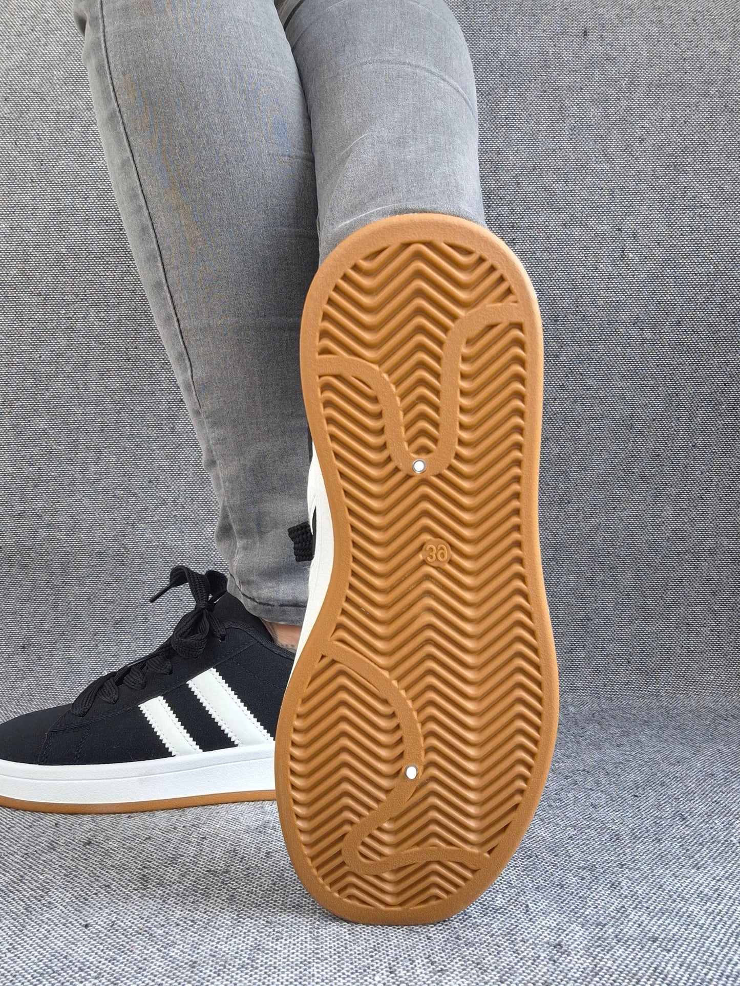 Chaussures baskets basses noir à rayures blanches lacets noirs style sneakers campus