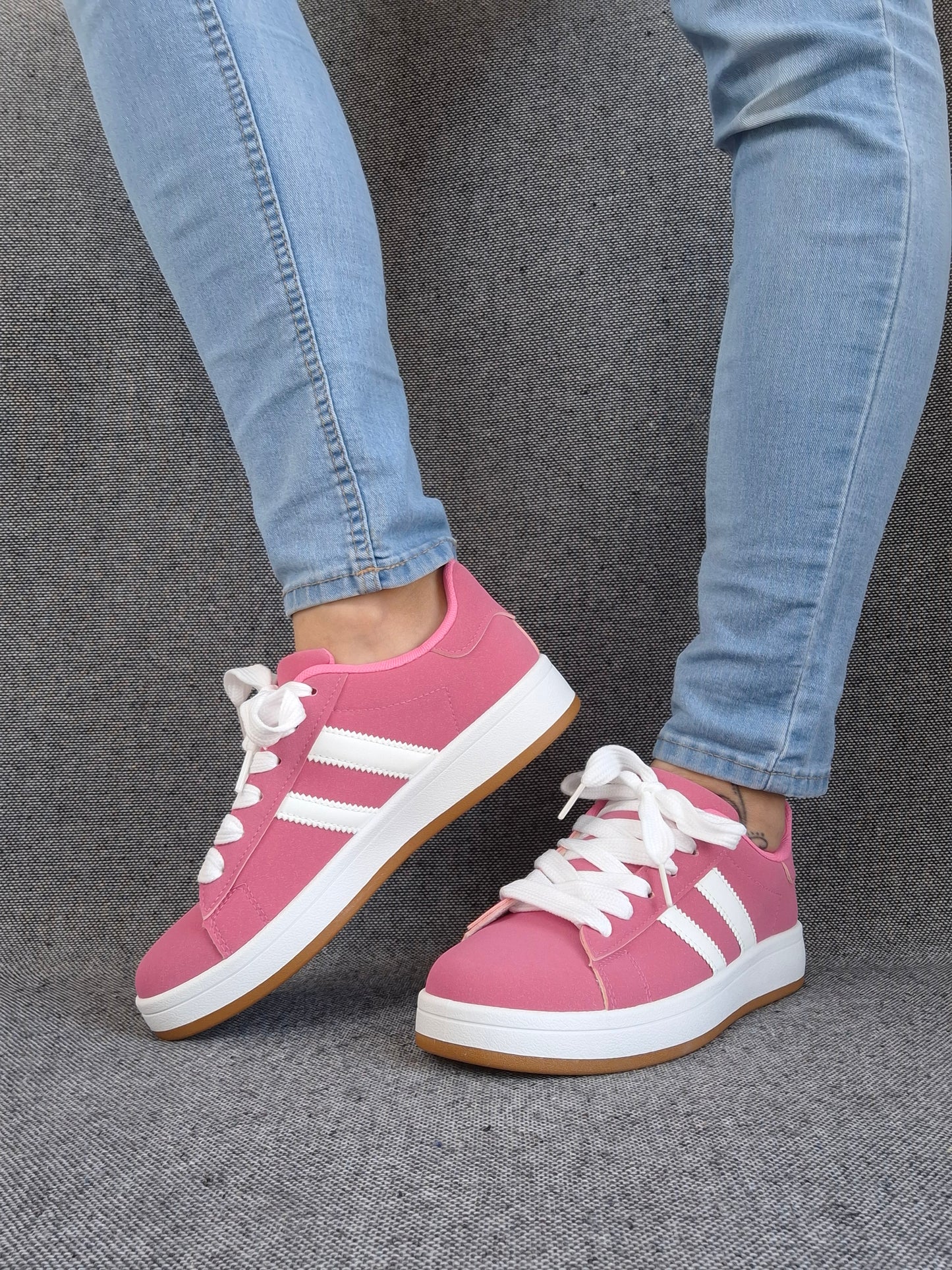 Chaussures baskets basses roses avec bandes blanches style campus