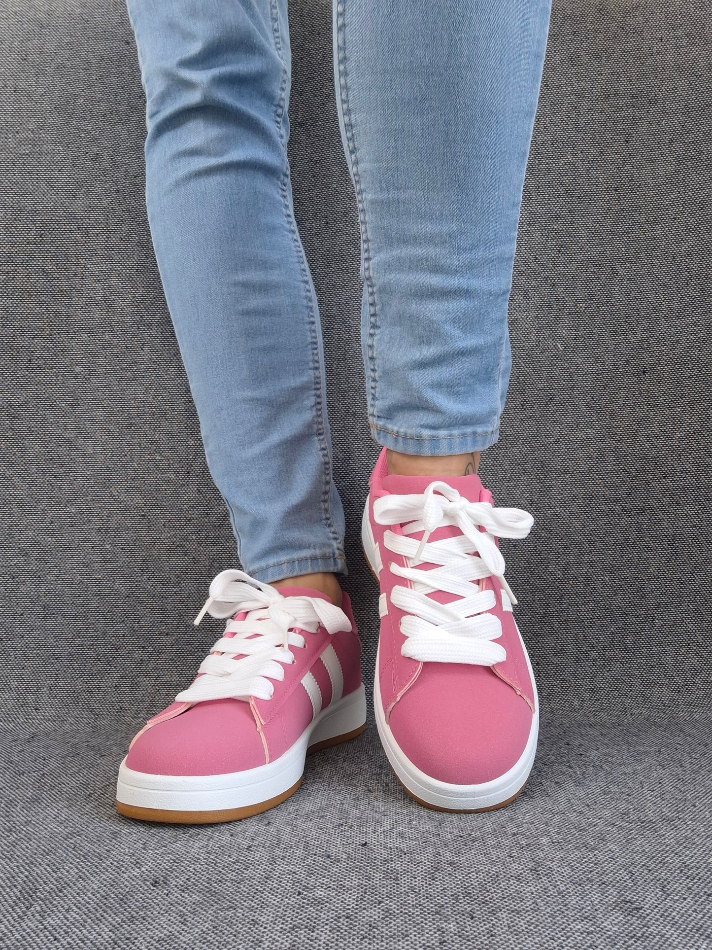 Chaussures baskets basses roses avec bandes blanches style campus