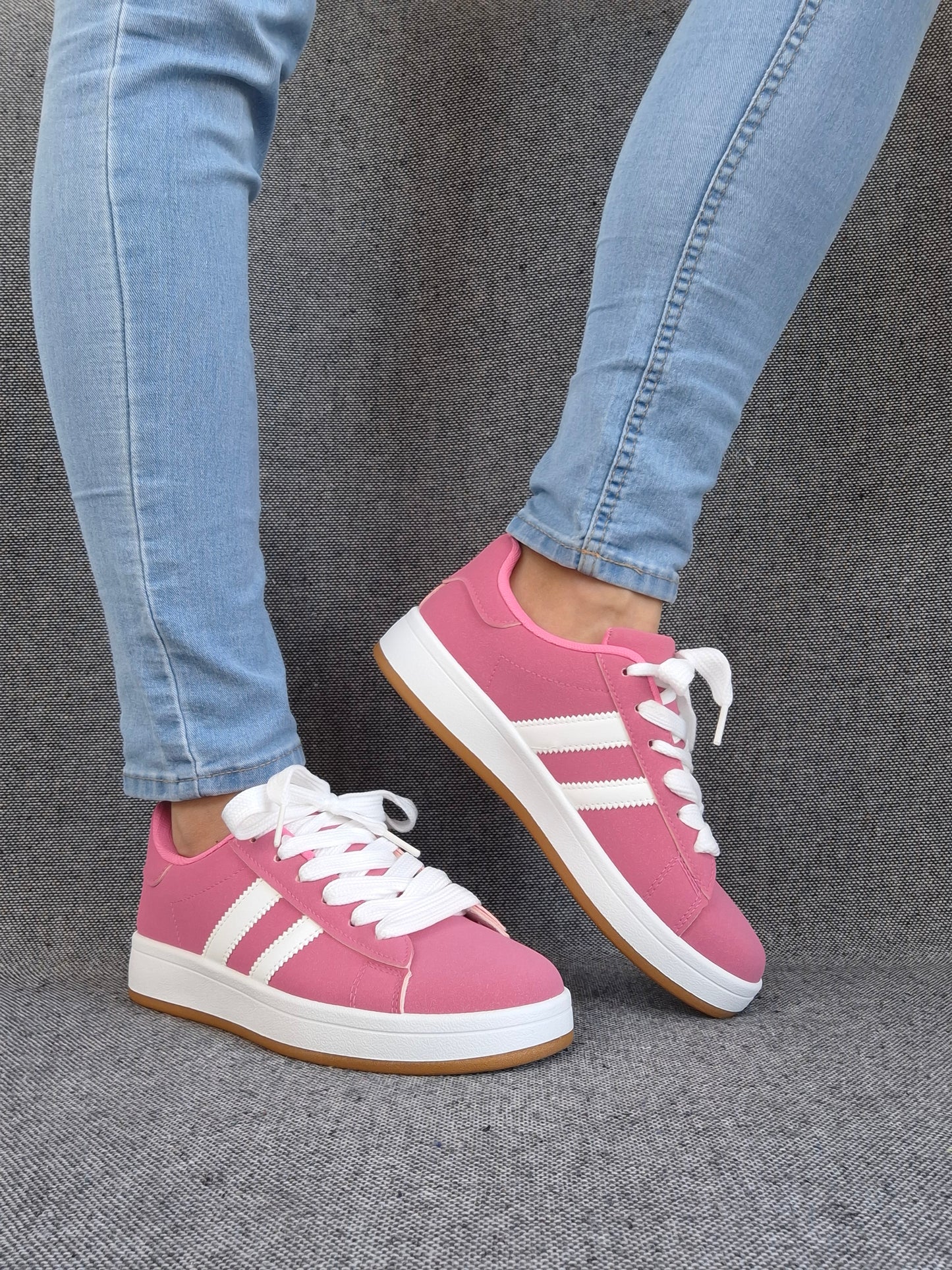 Chaussures baskets basses roses avec bandes blanches style campus