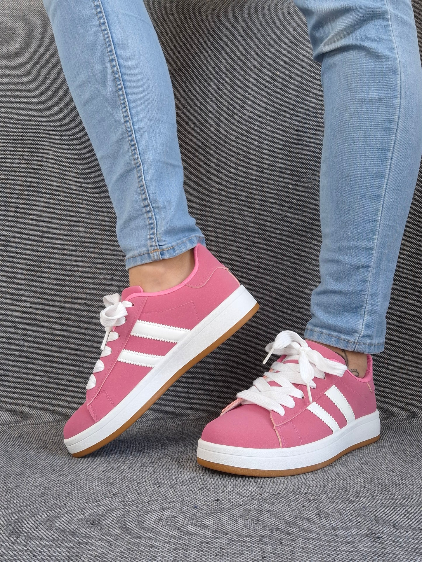 Chaussures baskets basses roses avec bandes blanches style campus