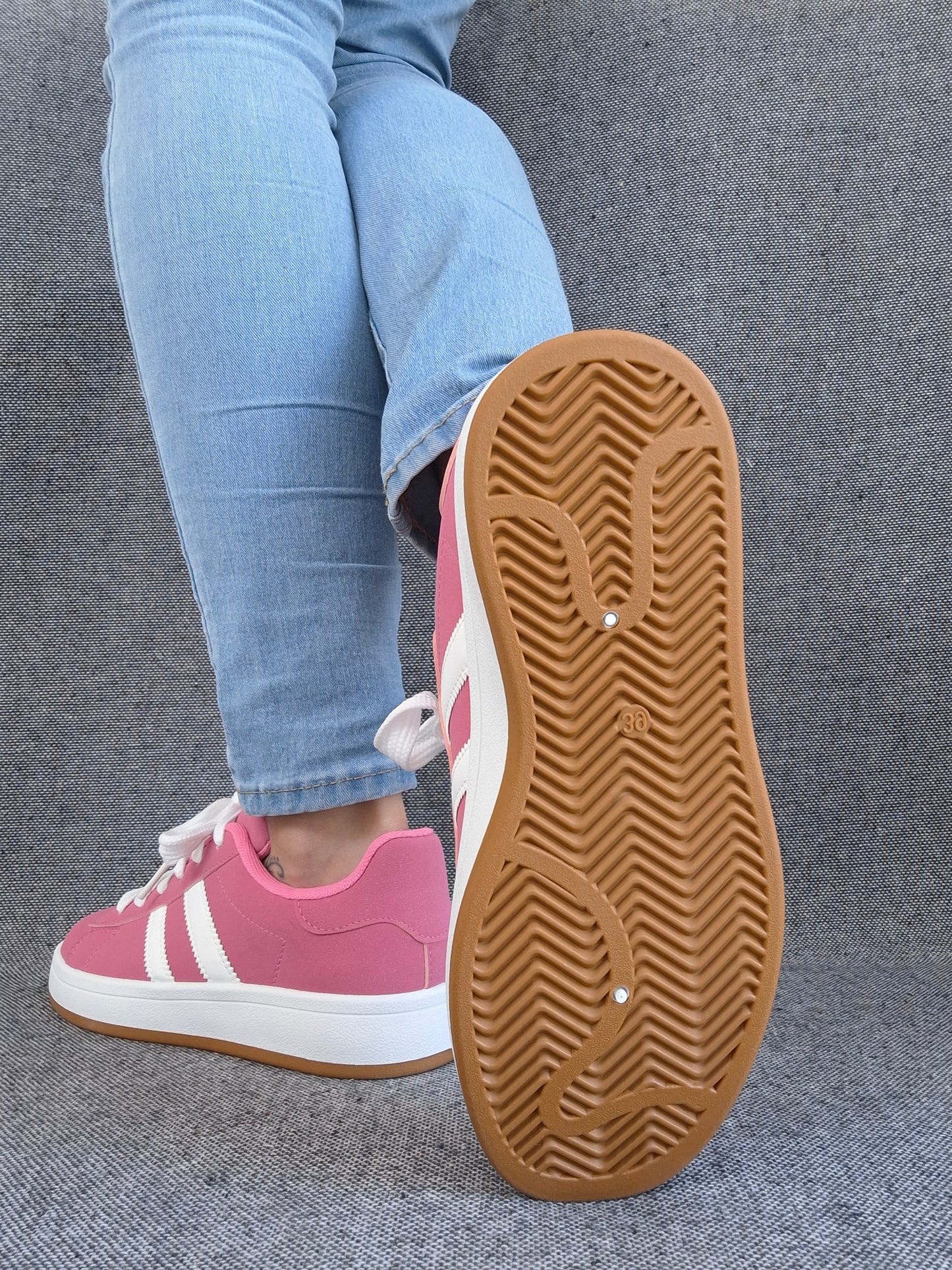 Chaussures baskets basses roses avec bandes blanches style campus