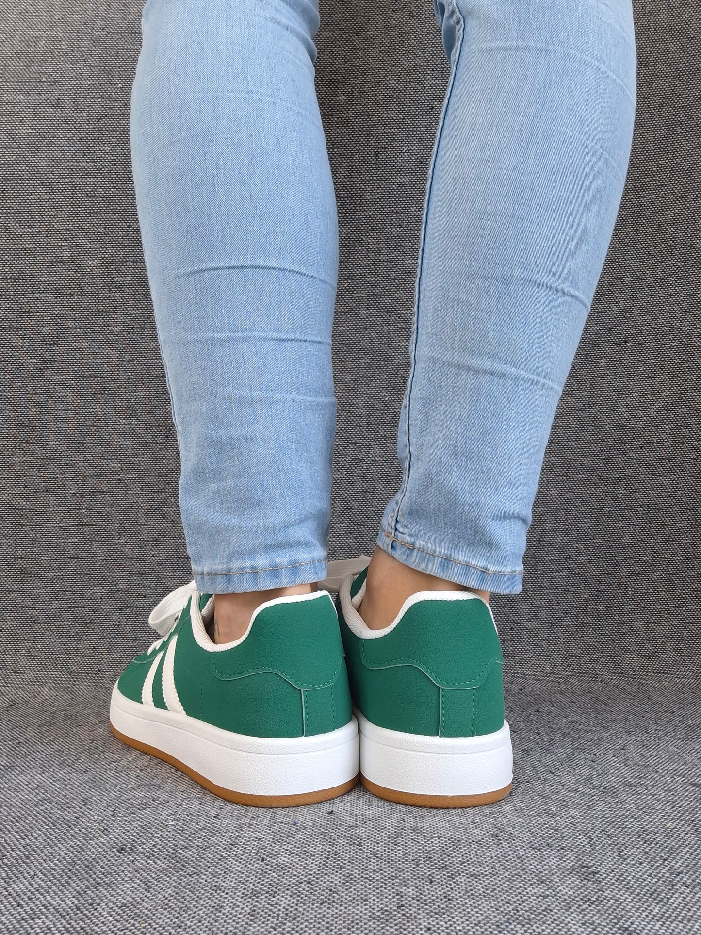 Chaussures baskets basses vert sapin avec bandes blanches style campus