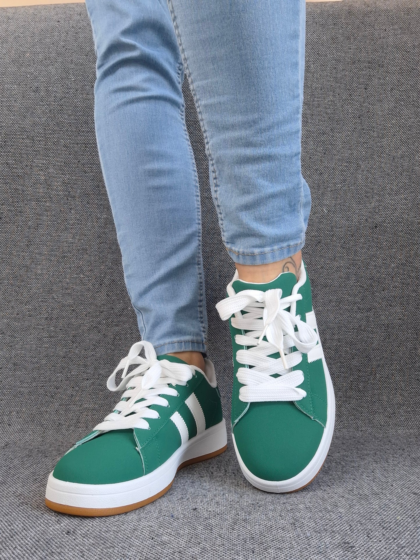 Chaussures baskets basses vert sapin avec bandes blanches style campus