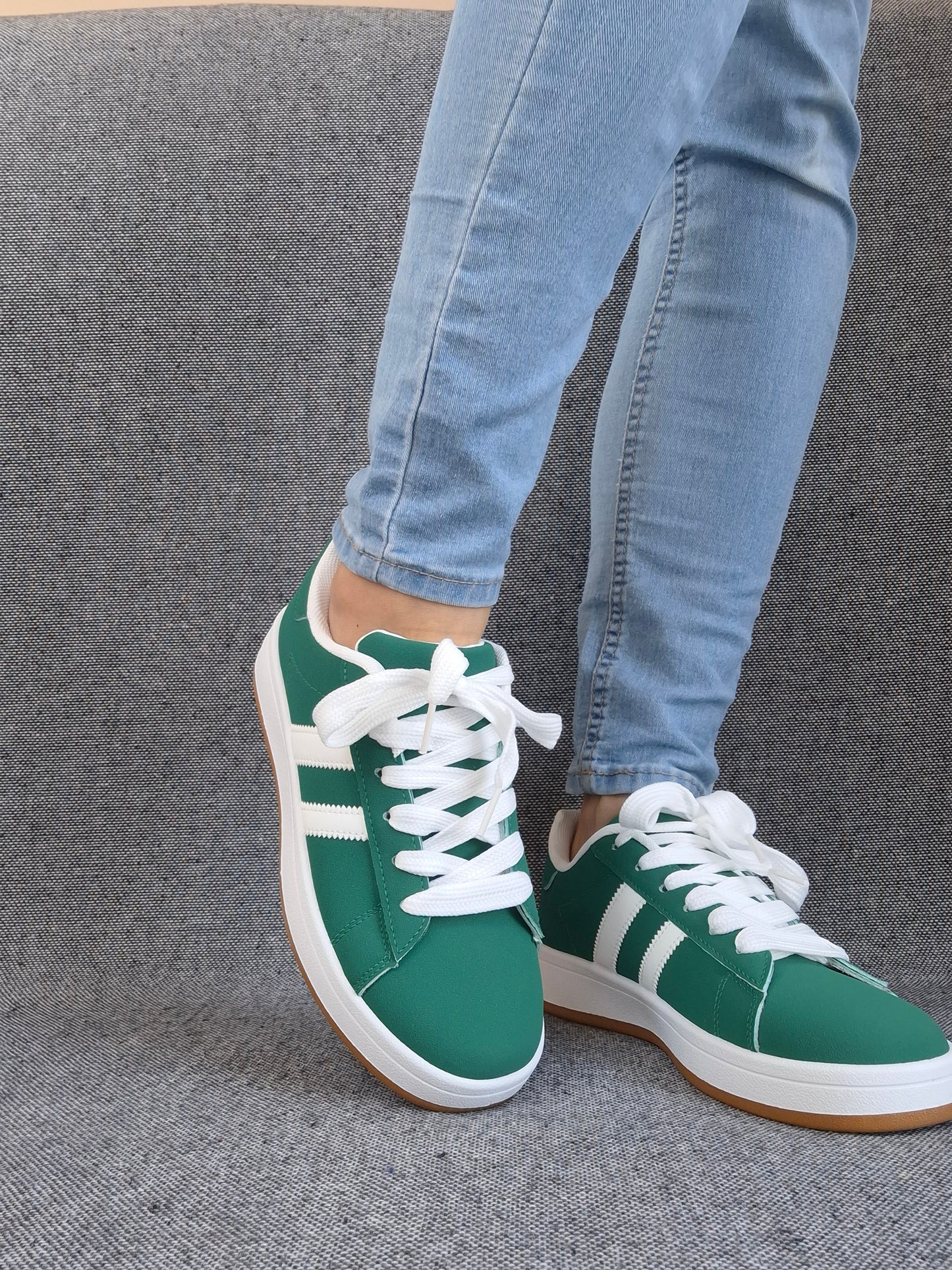 Chaussures baskets basses vert sapin avec bandes blanches style campus