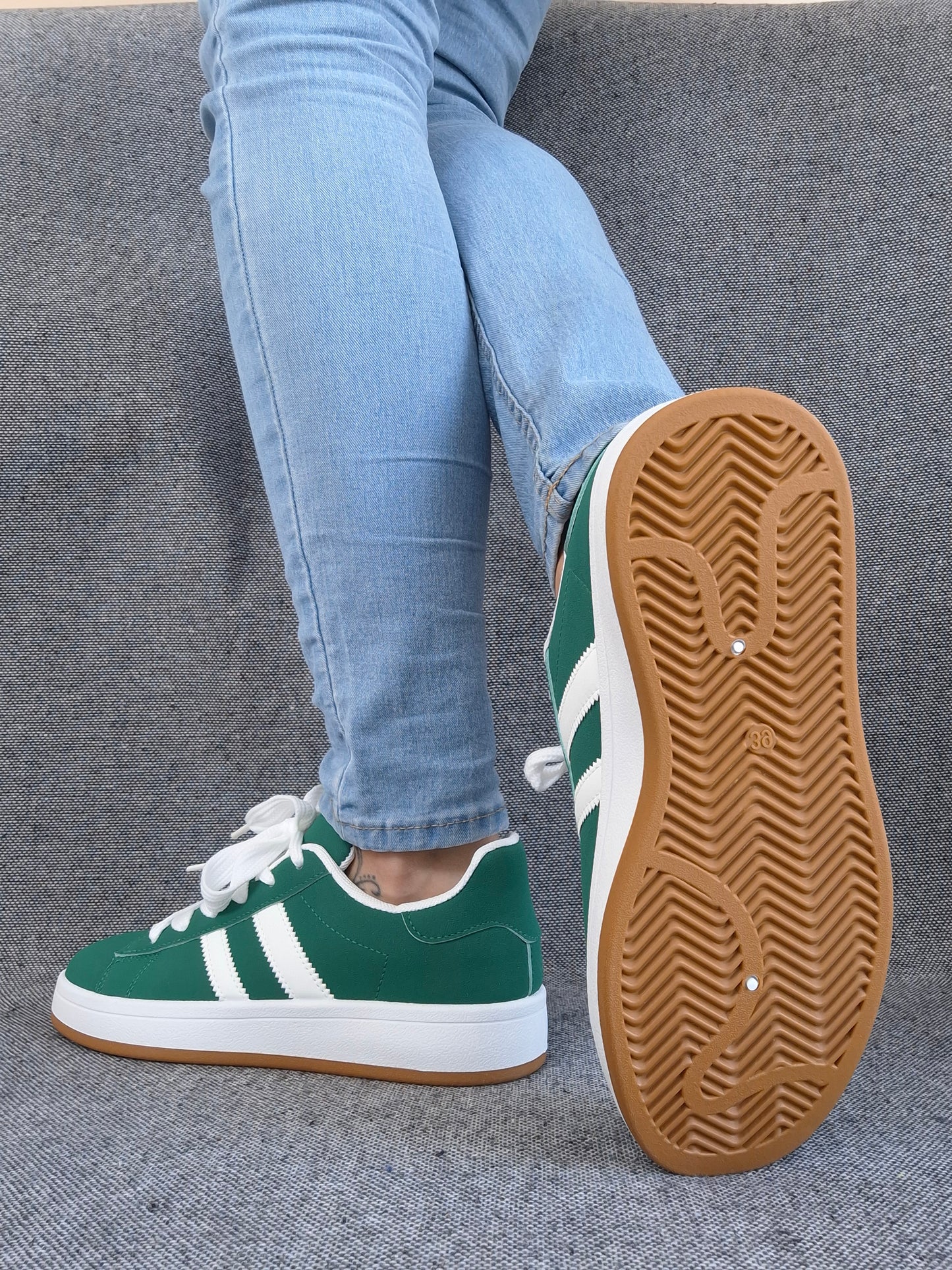 Chaussures baskets basses vert sapin avec bandes blanches style campus