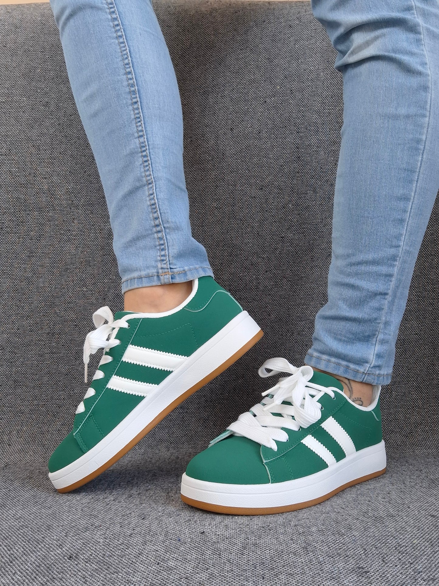 Chaussures baskets basses vert sapin avec bandes blanches style campus
