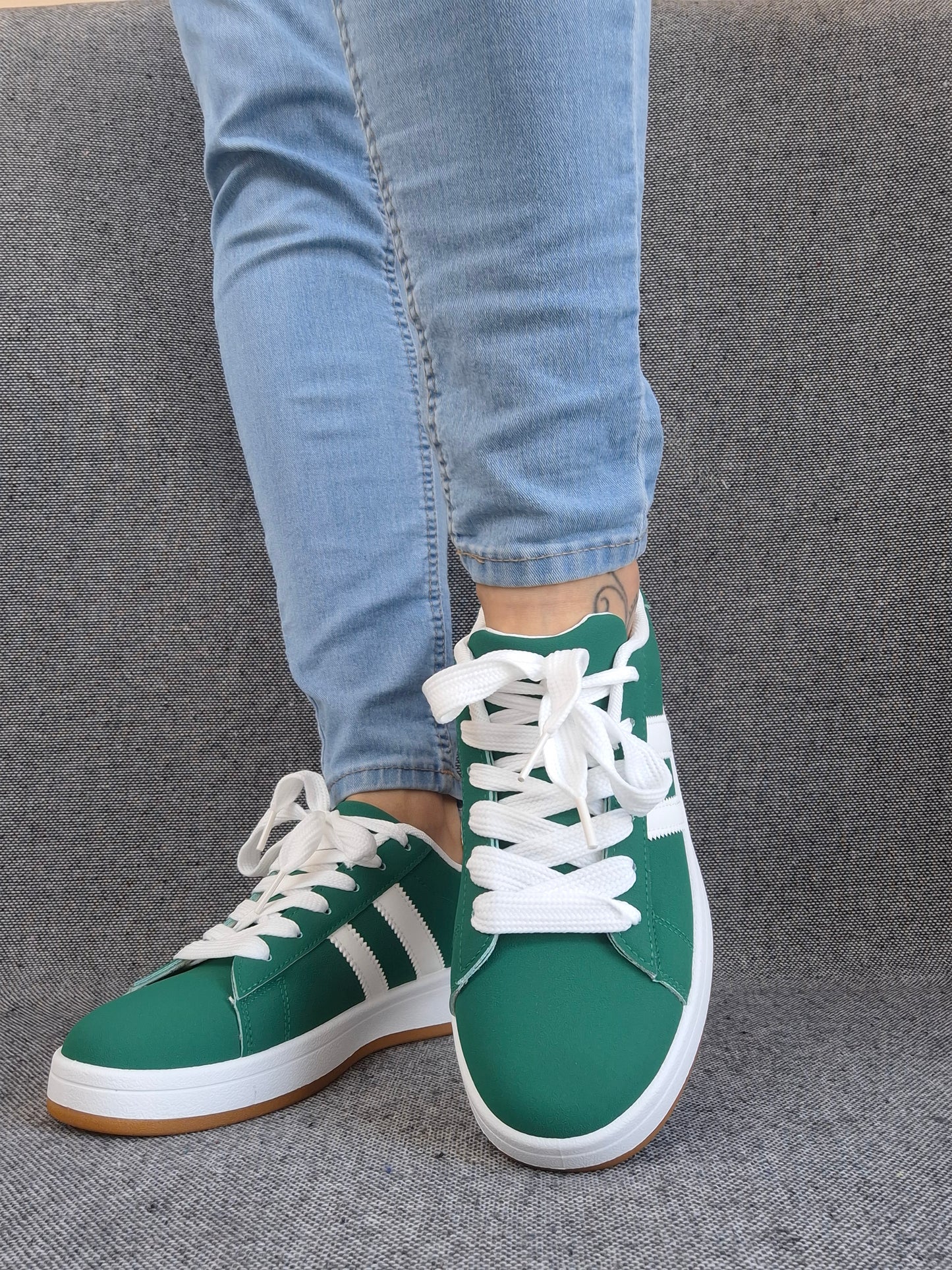 Chaussures baskets basses vert sapin avec bandes blanches style campus