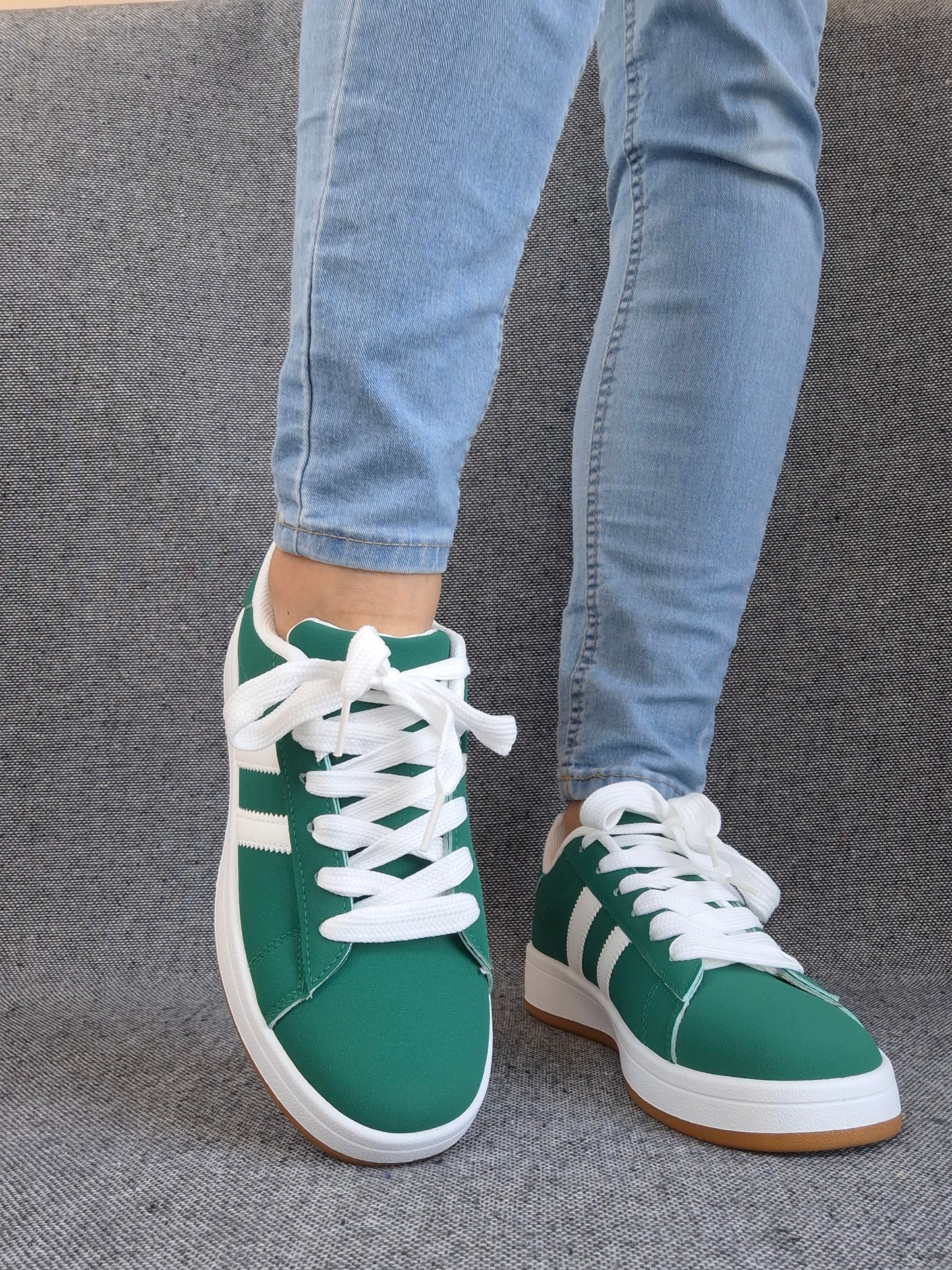 Chaussures baskets basses vert sapin avec bandes blanches style campus