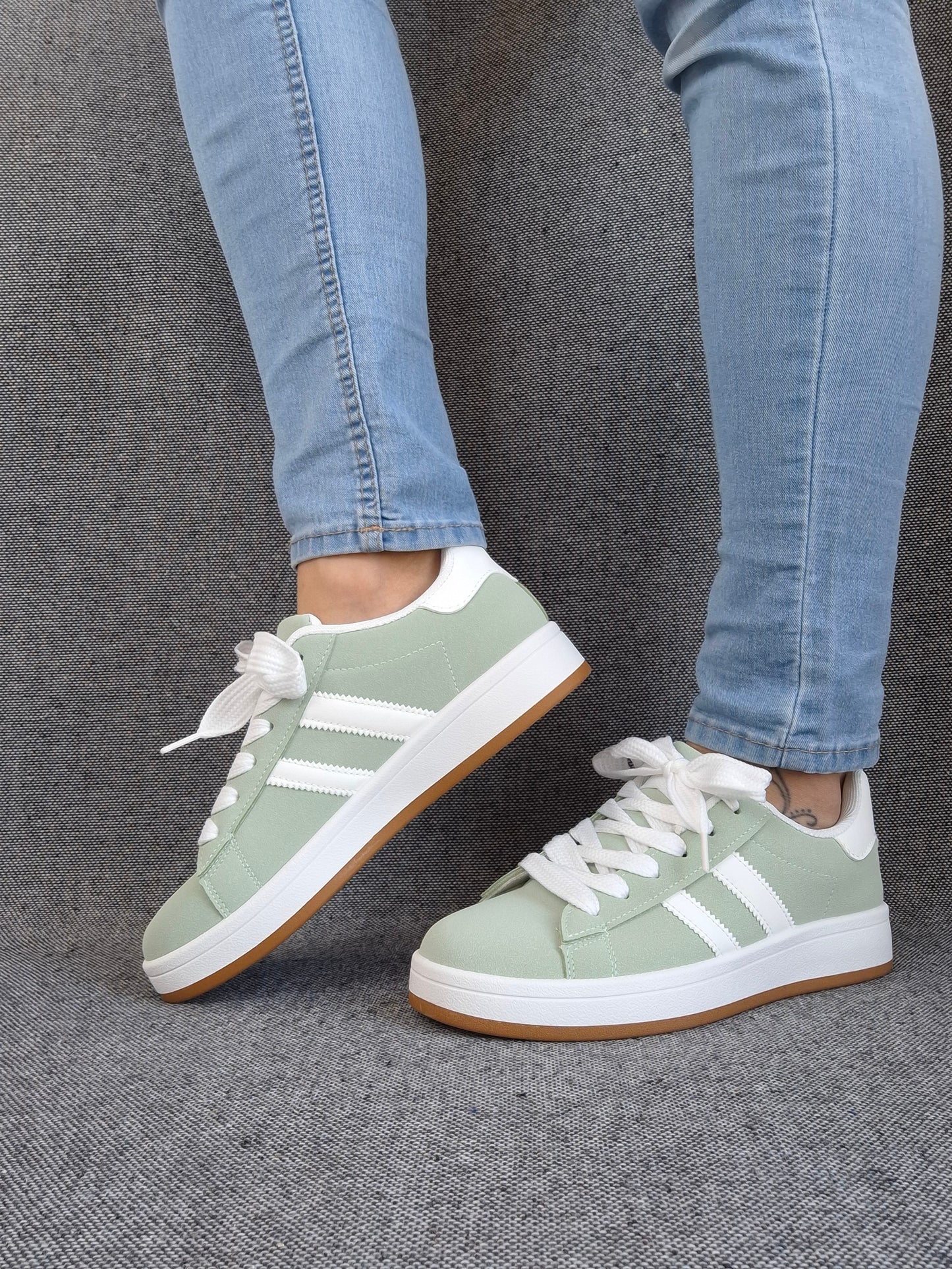 Chaussures baskets basses vert d’eau avec bandes blanches style campus
