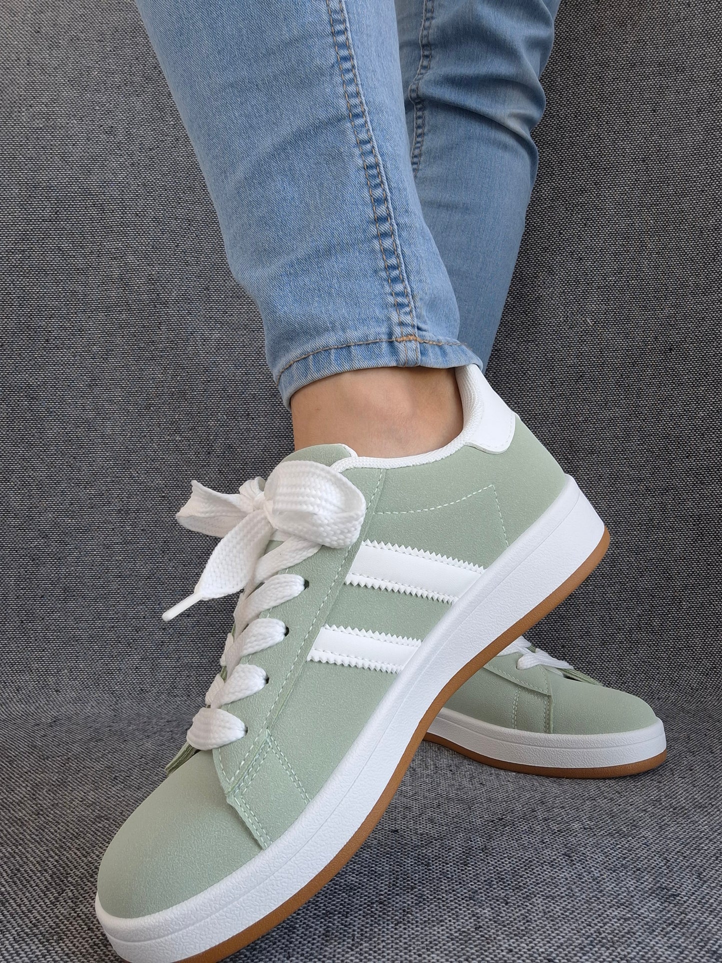 Chaussures baskets basses vert d’eau avec bandes blanches style campus