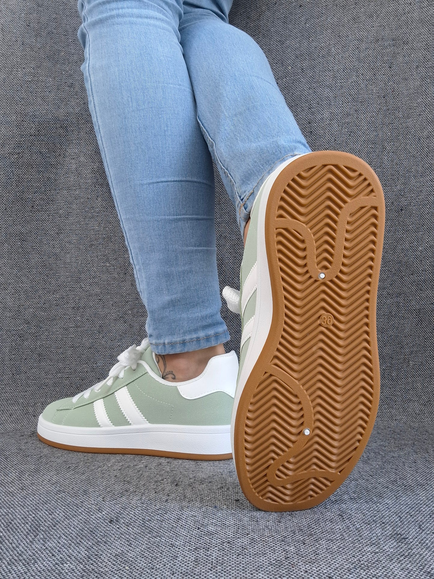 Chaussures baskets basses vert d’eau avec bandes blanches style campus