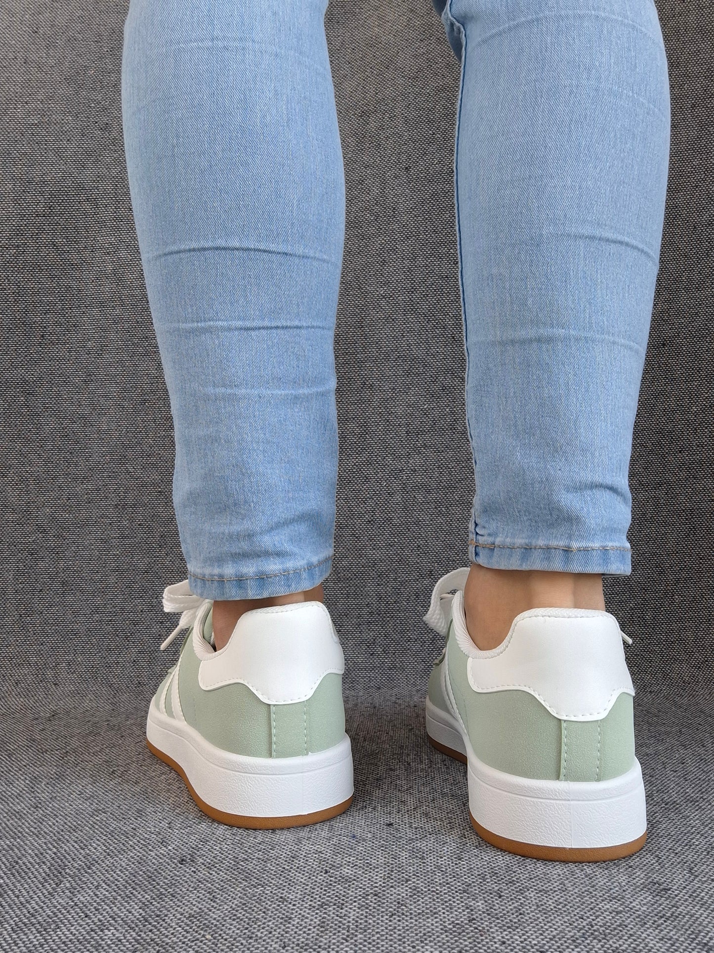 Chaussures baskets basses vert d’eau avec bandes blanches style campus