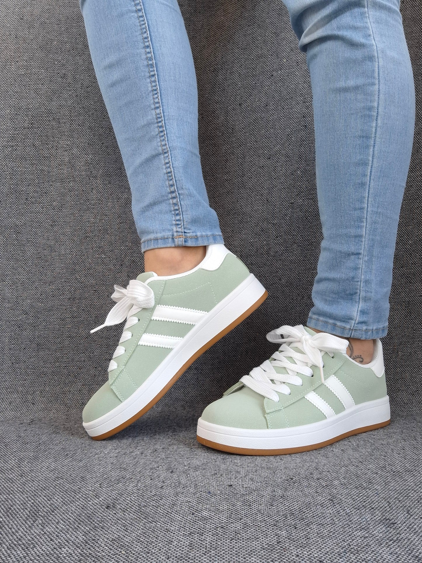 Chaussures baskets basses vert d’eau avec bandes blanches style campus