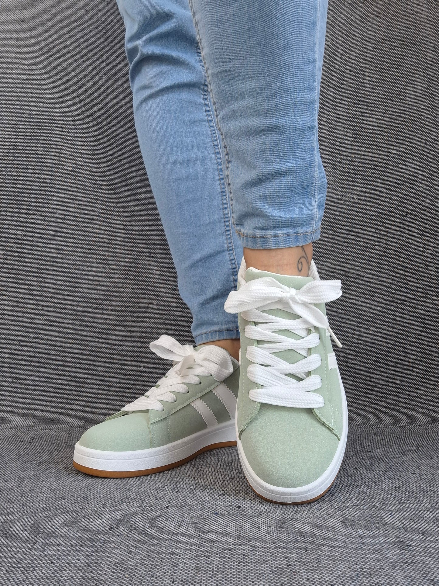 Chaussures baskets basses vert d’eau avec bandes blanches style campus