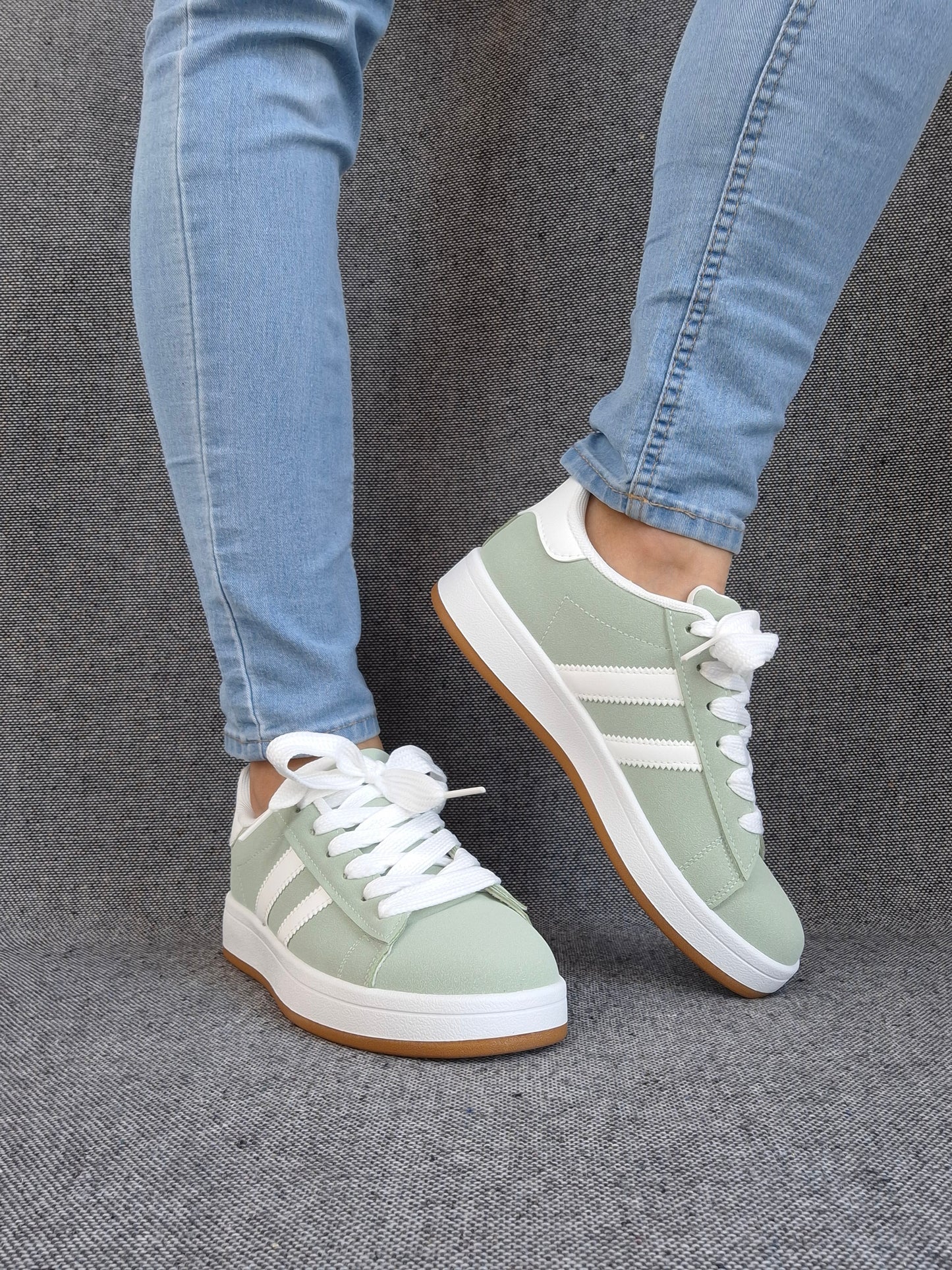 Chaussures baskets basses vert d’eau avec bandes blanches style campus