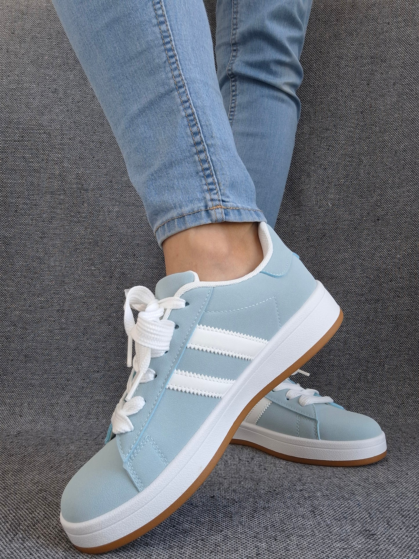 Chaussures baskets basses bleu ciel avec bandes blanches style campus