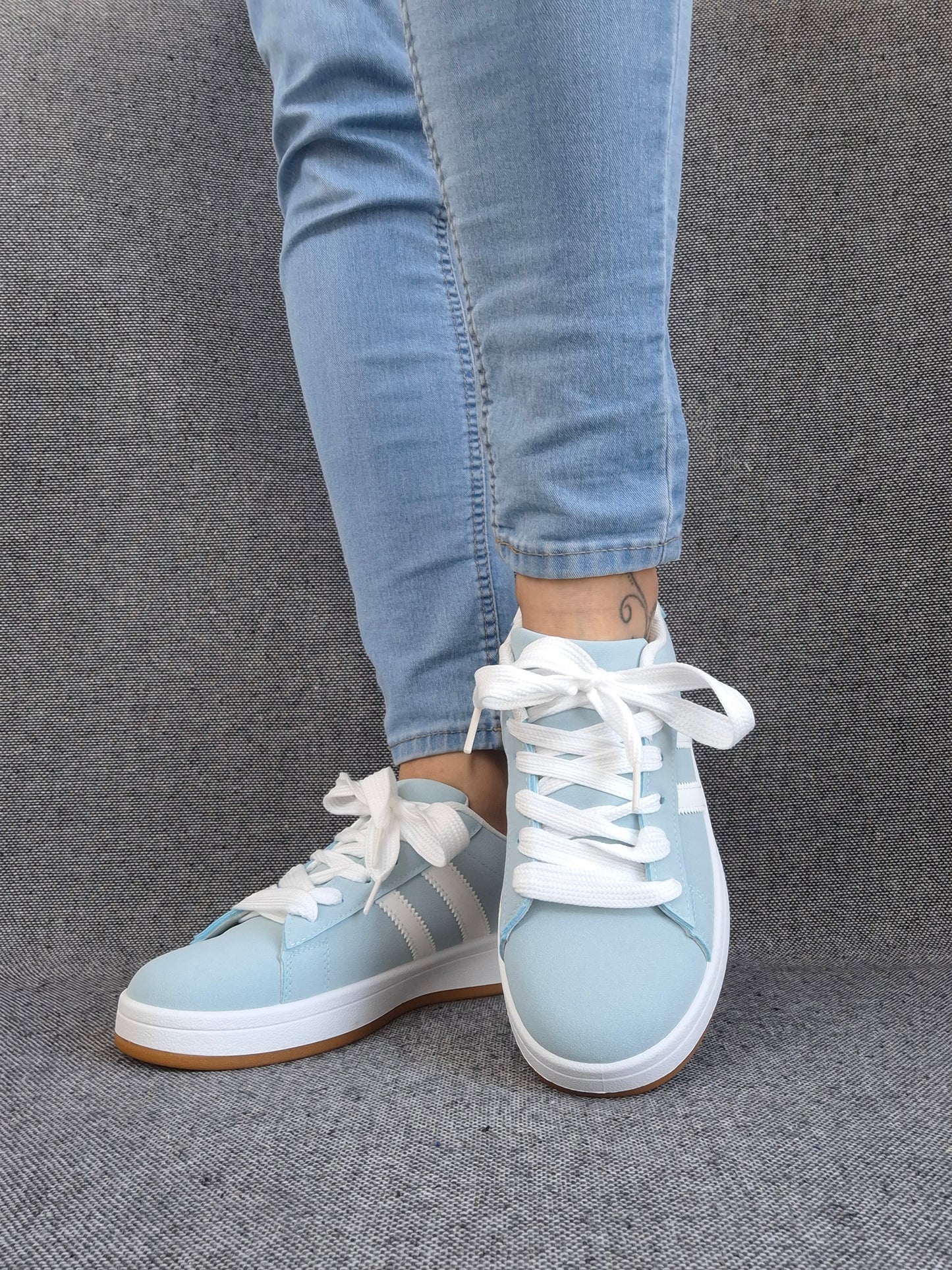 Chaussures baskets basses bleu ciel avec bandes blanches style campus