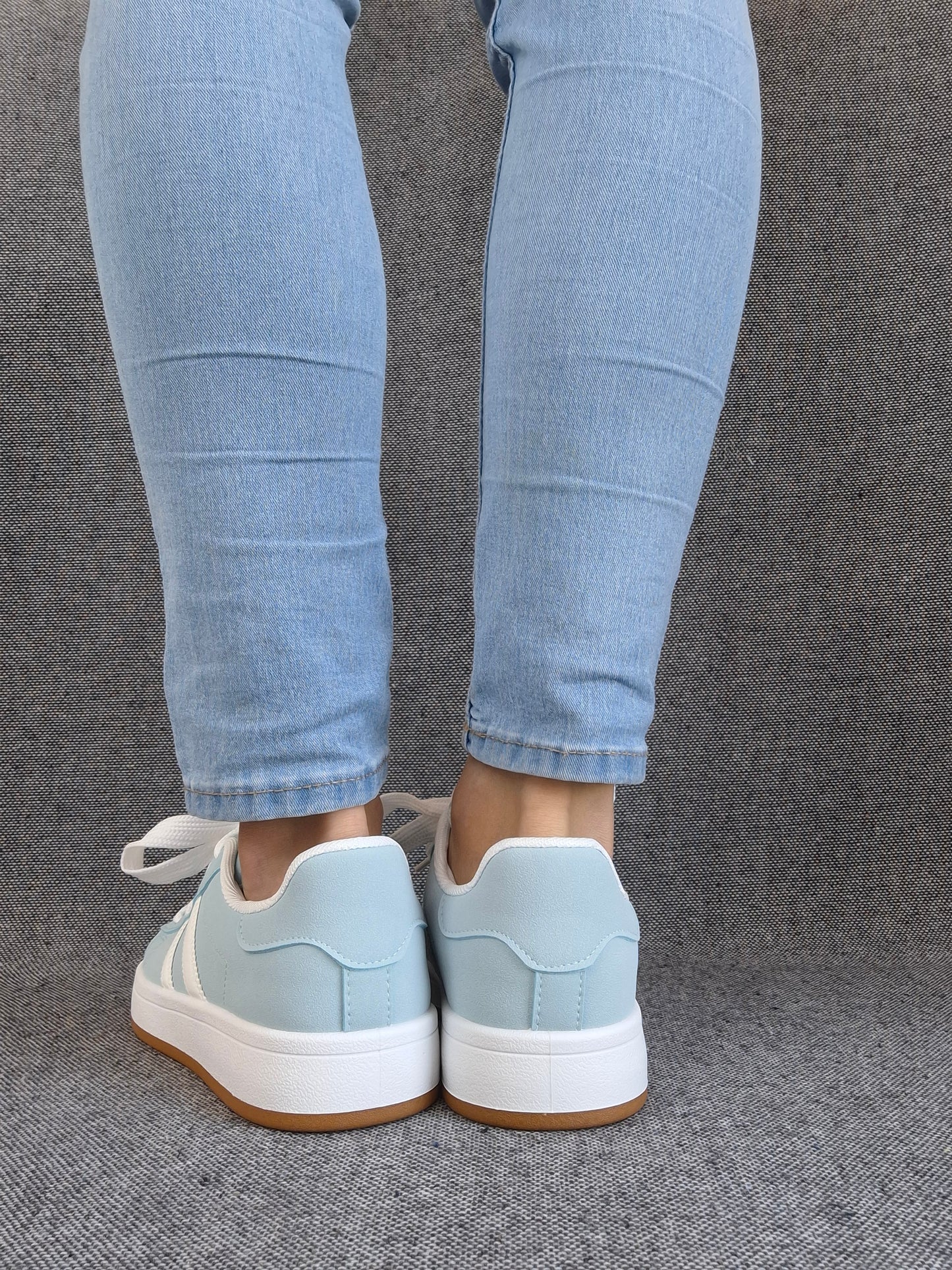 Chaussures baskets basses bleu ciel avec bandes blanches style campus