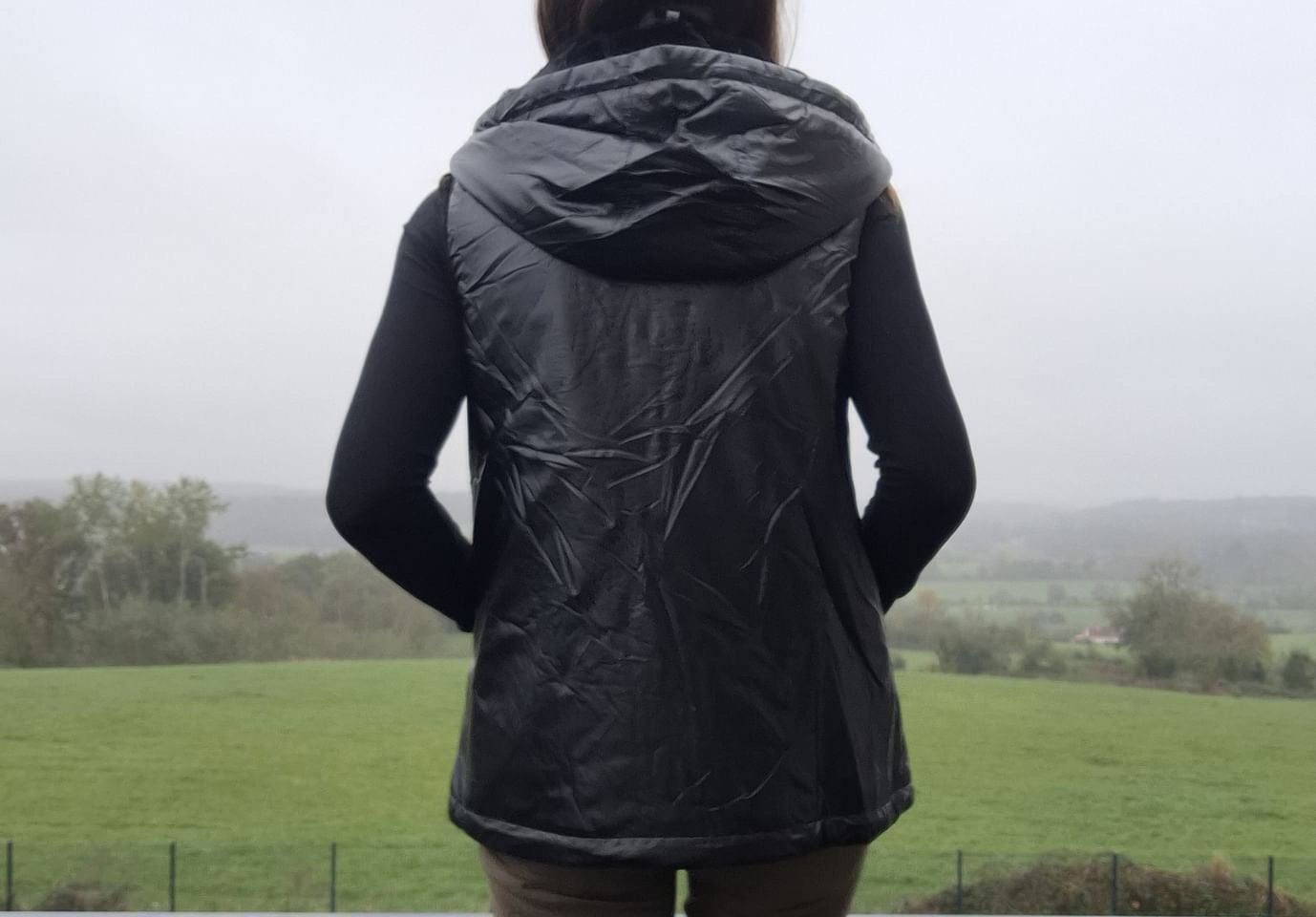 Attrait Paris - Veste sans manche fourré et imperméable avec capuche noir Attrait Paris