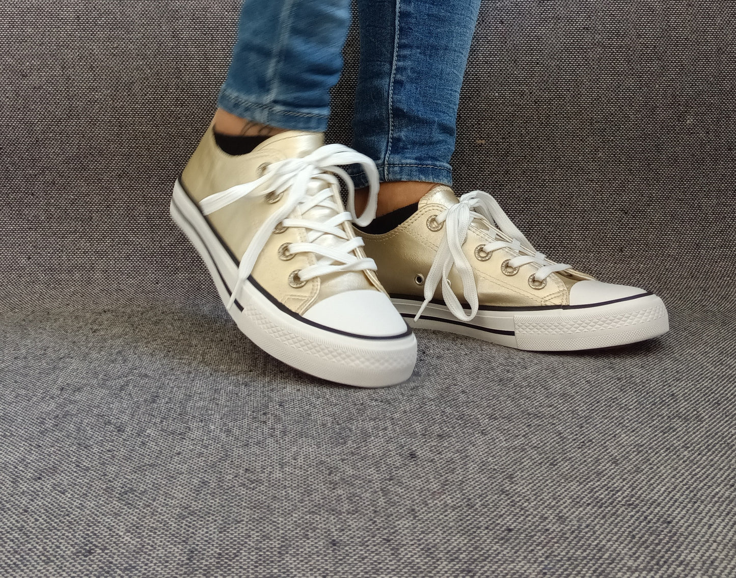Chaussures baskets basses dorées métallisées type converse