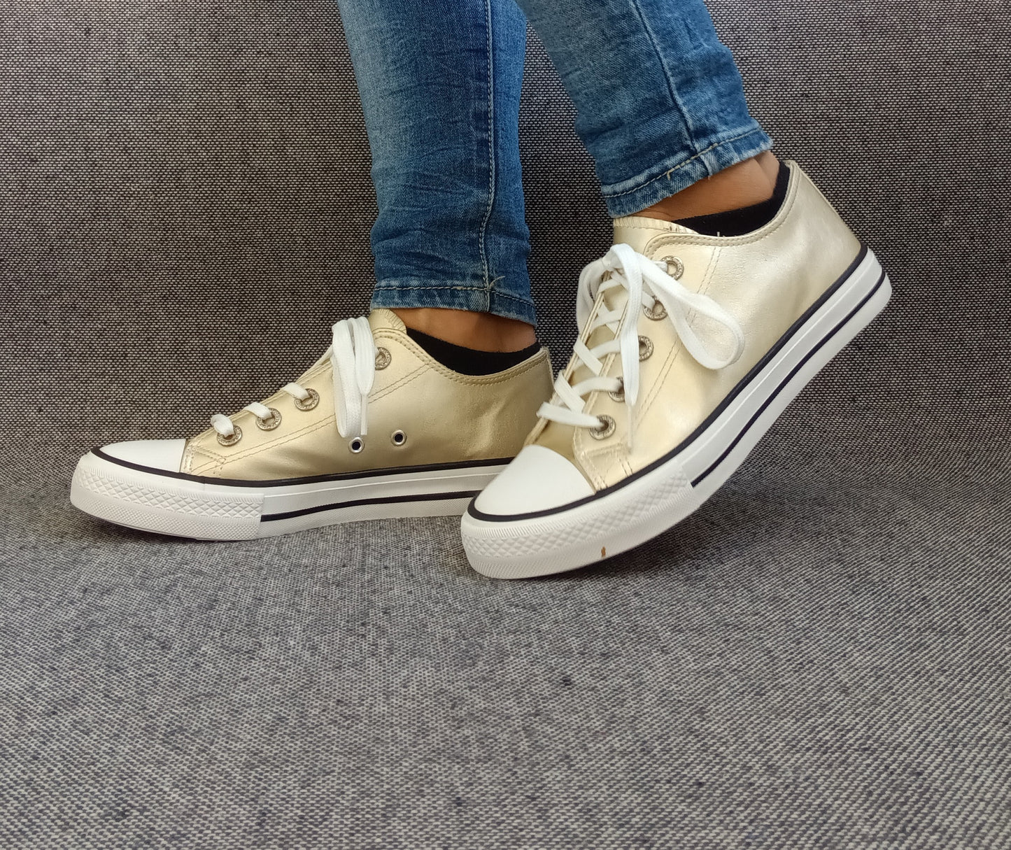 Chaussures baskets basses dorées métallisées type converse