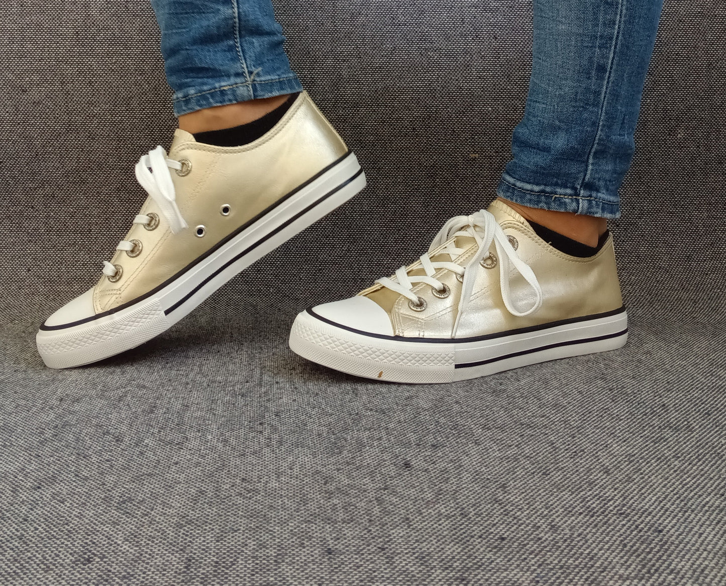 Chaussures baskets basses dorées métallisées type converse