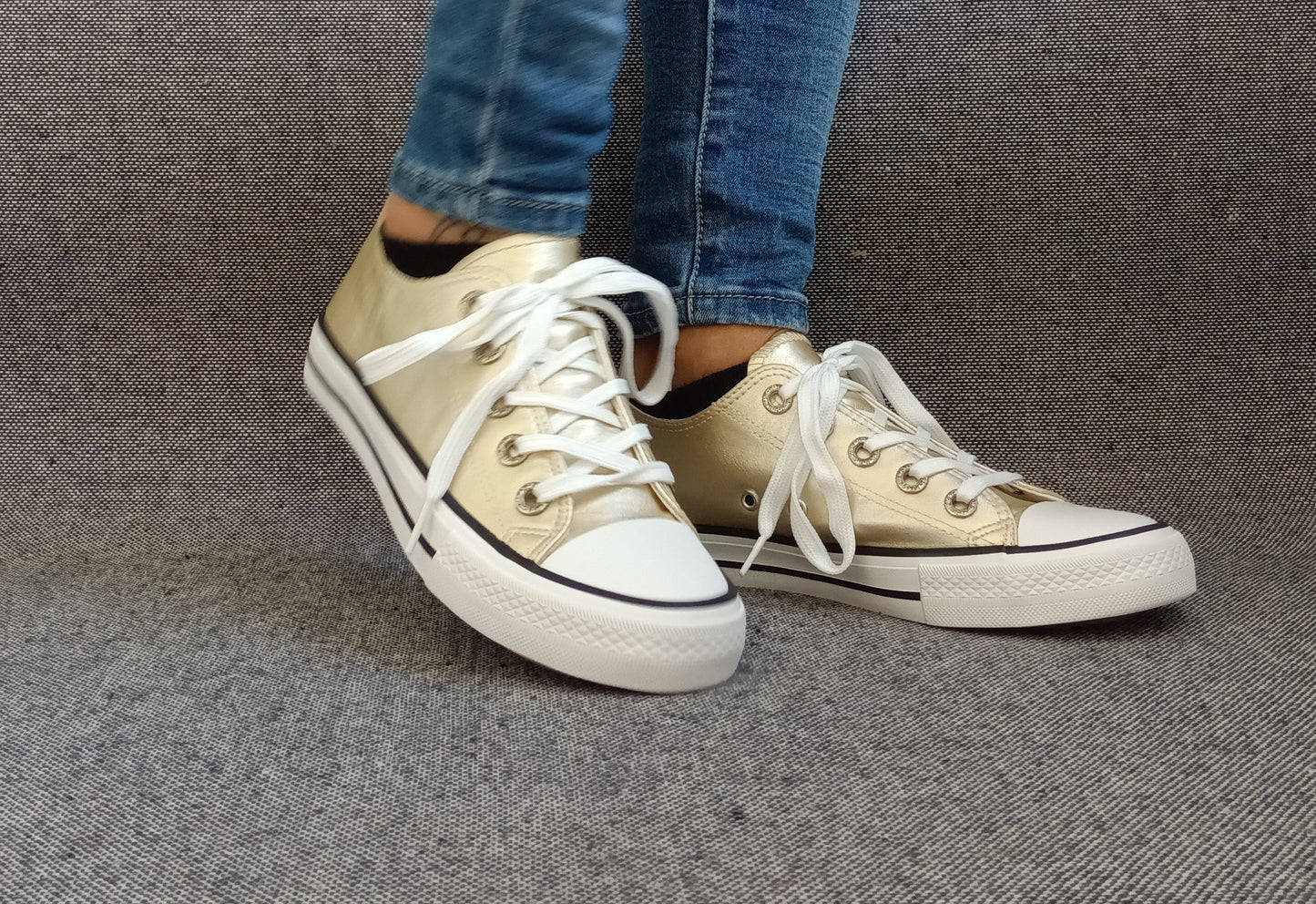 Chaussures baskets basses dorées métallisées type converse