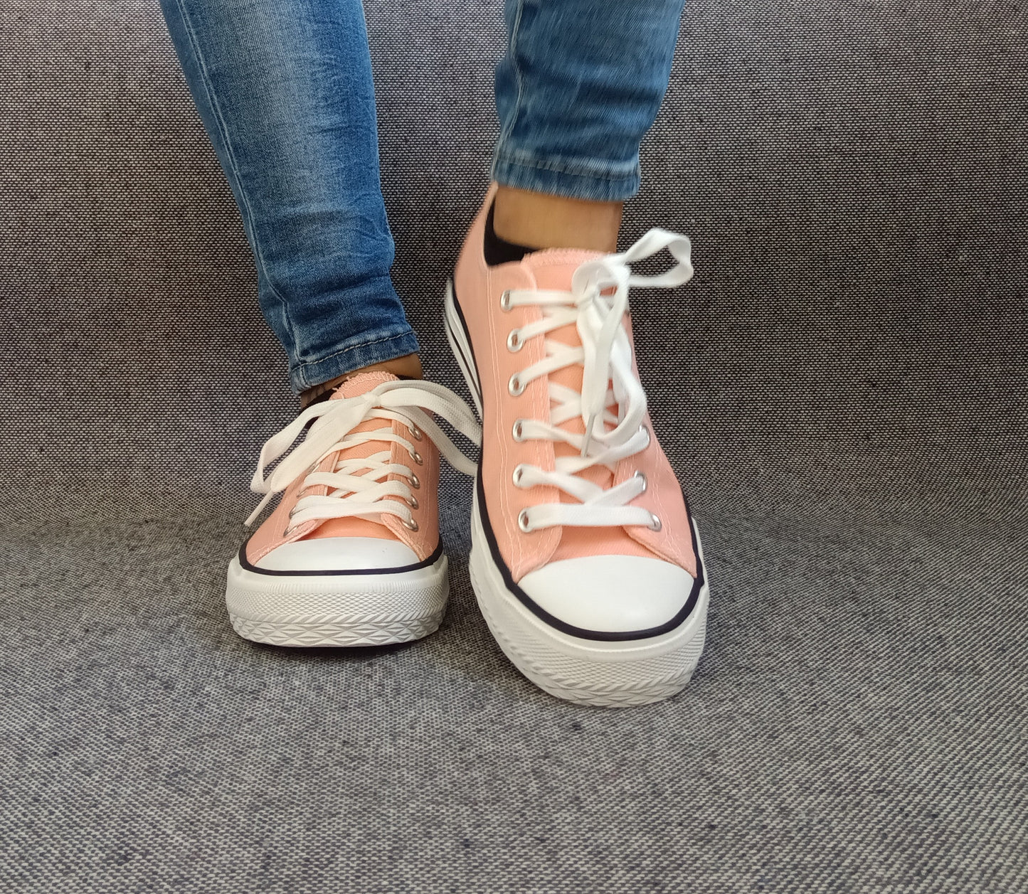 Chaussures baskets basses toile rose saumon style converse