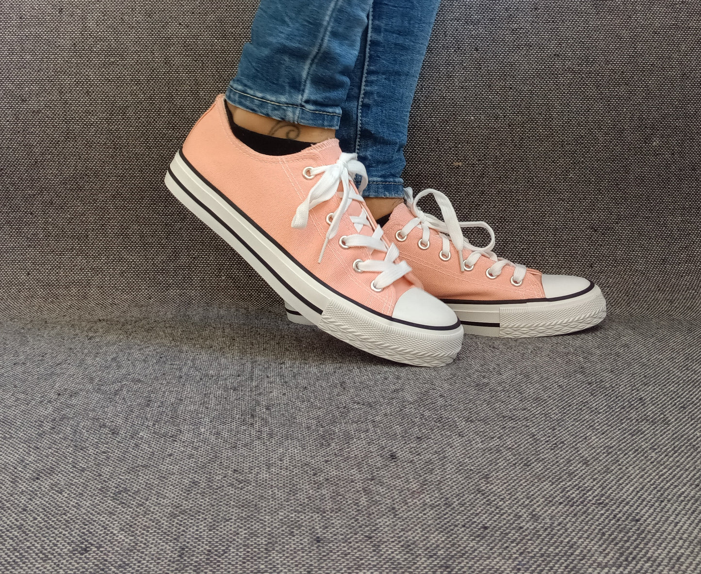 Chaussures baskets basses toile rose saumon style converse